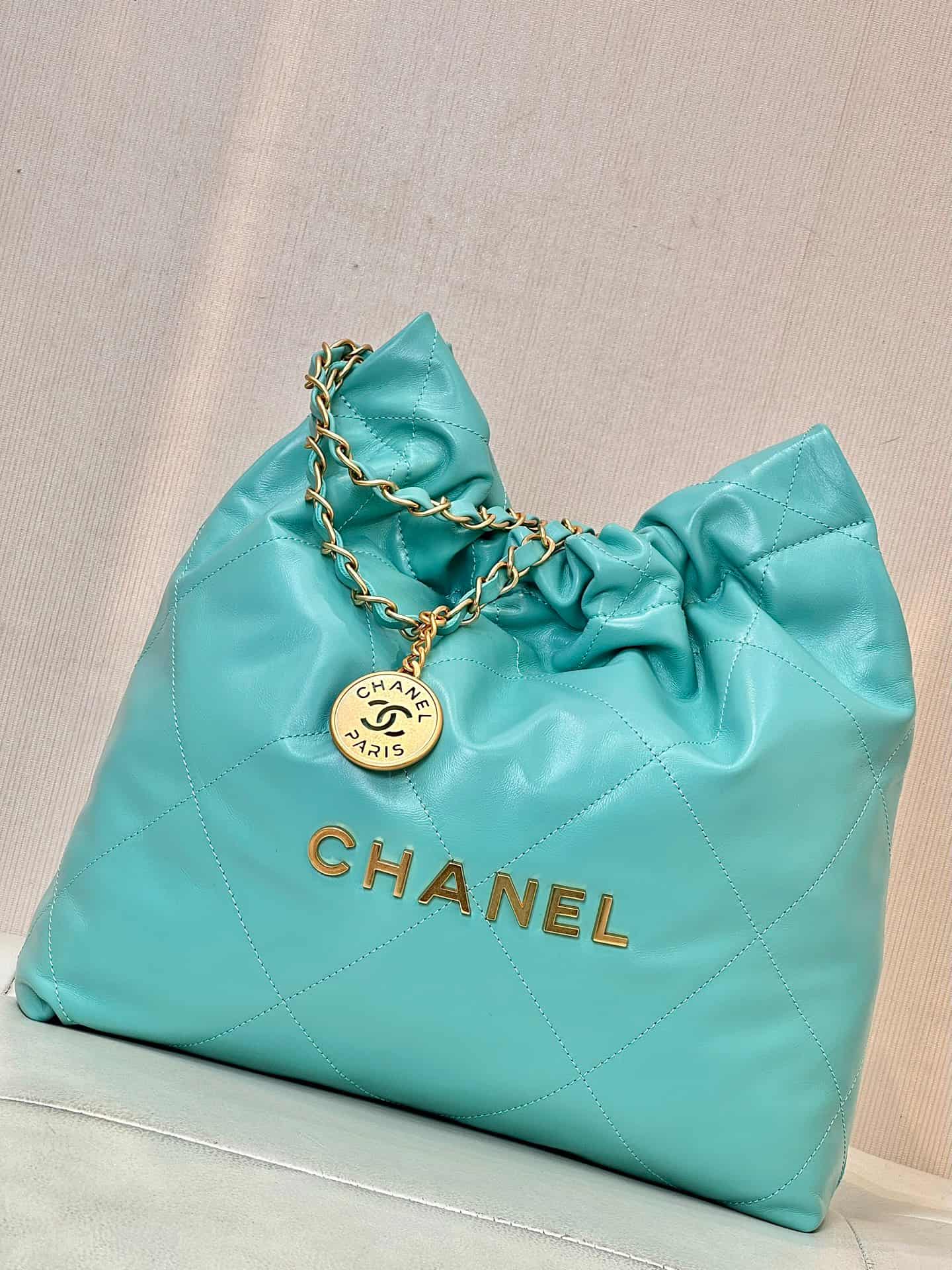 Chanel 22 Small handbag Shiny calfskin & Gold-tone metal AS3260 Deep Green TOP