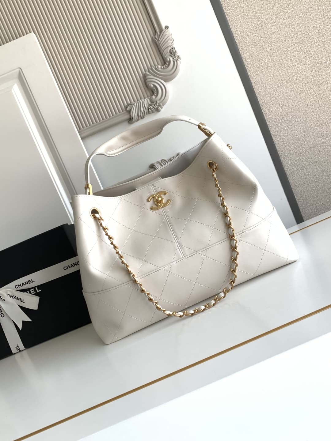 Small Shopping Bag Calfskin & Gold-Tone Metal AS5634 A