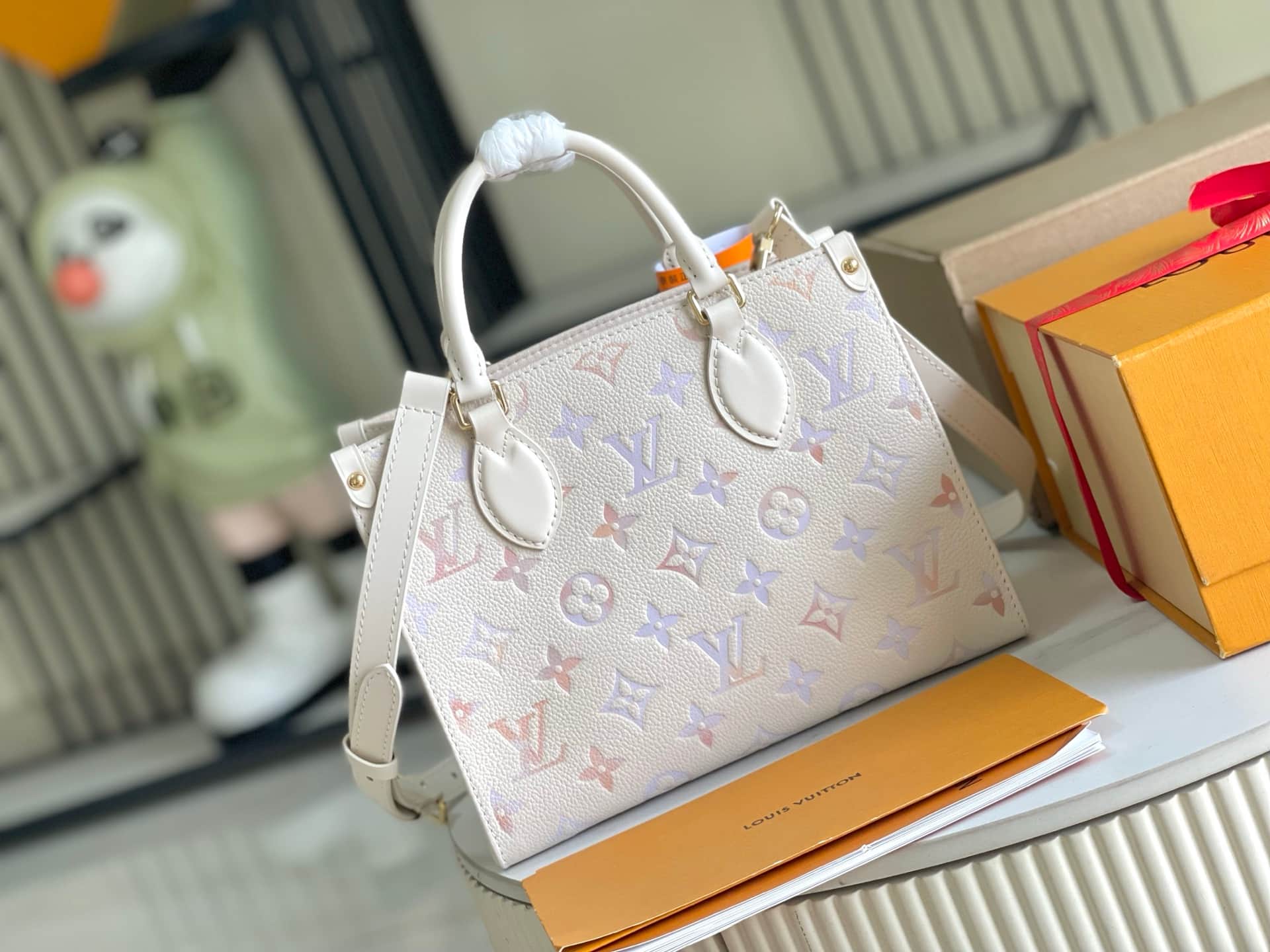 Louis Vuitton OnTheGo PM Embossed grained cowhide leather M25770 Dream Cream TOP