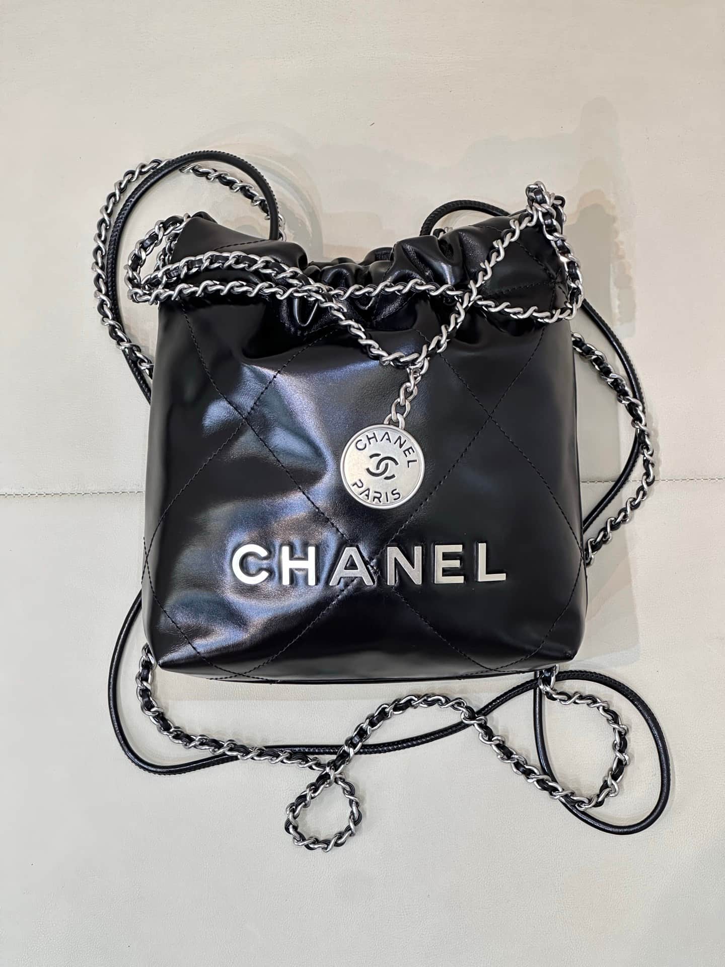 Chanel 22 MINI HANDBAG Shiny Calfskin Black &Silver-Tone Metal AS3980 TOP