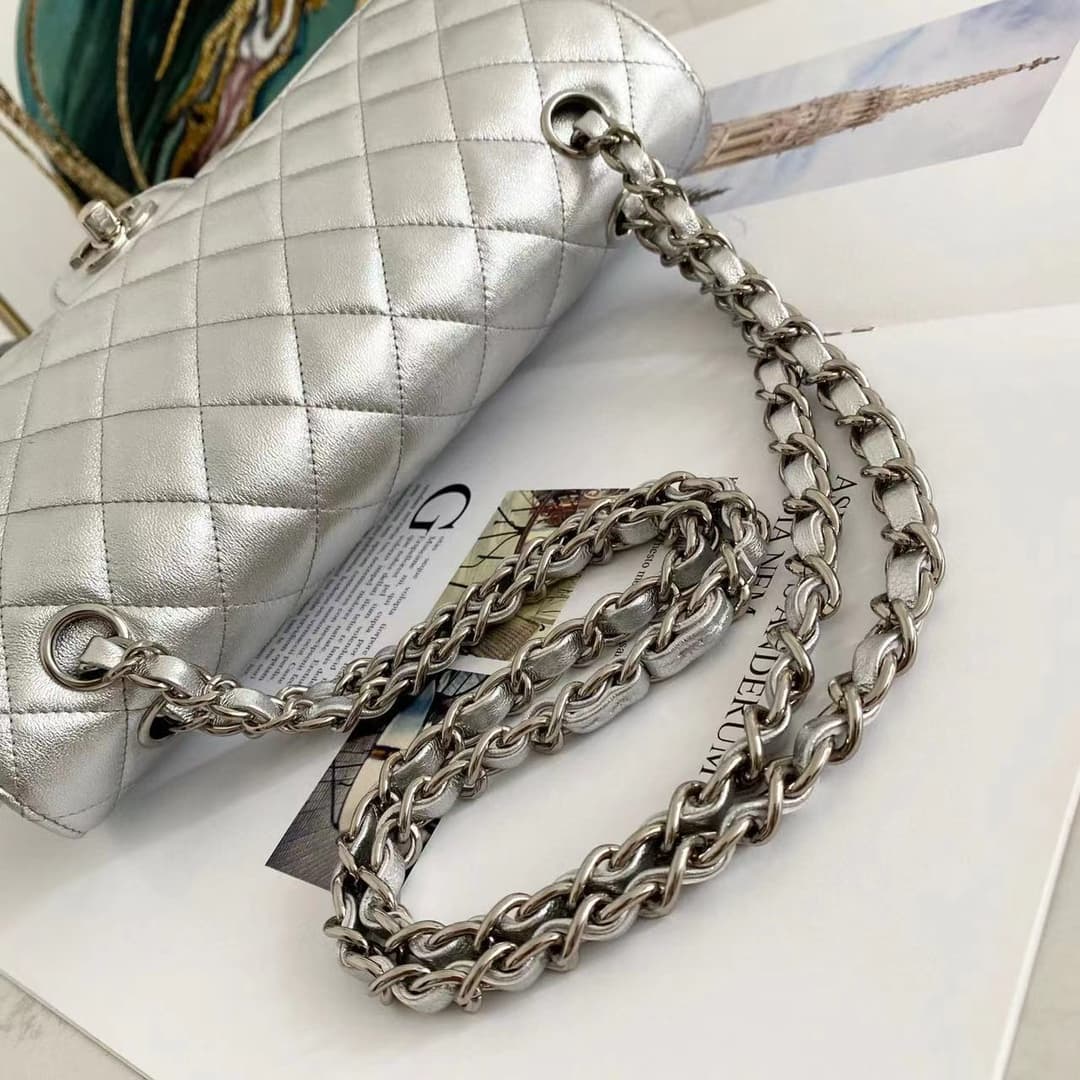 Medium CLASSIC HANDBAG Iridescent Lambskin & Silver-Tone Metal Silver A