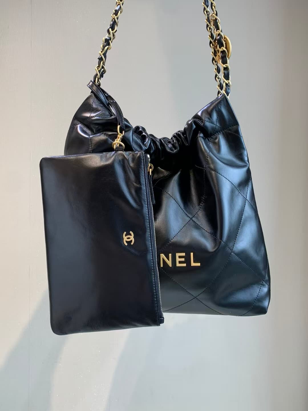 Chanel 22 Small handbag Shiny calfskin & Gold-tone metal AS3260 Black TOP