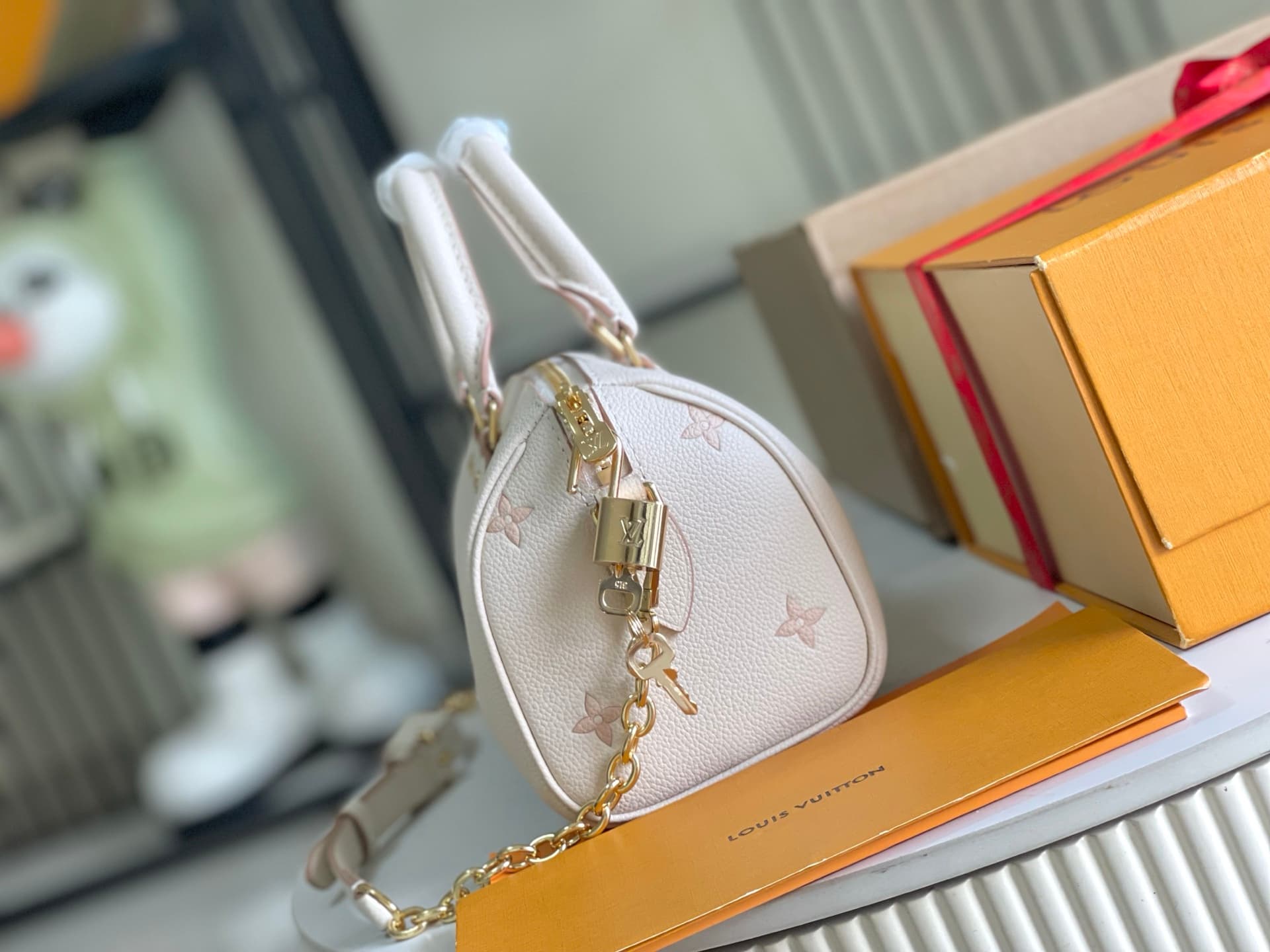 Louis Vuitton Speedy Bandoulière 20 Bag Debossed grained cowhide leather M14291 Eden TOP