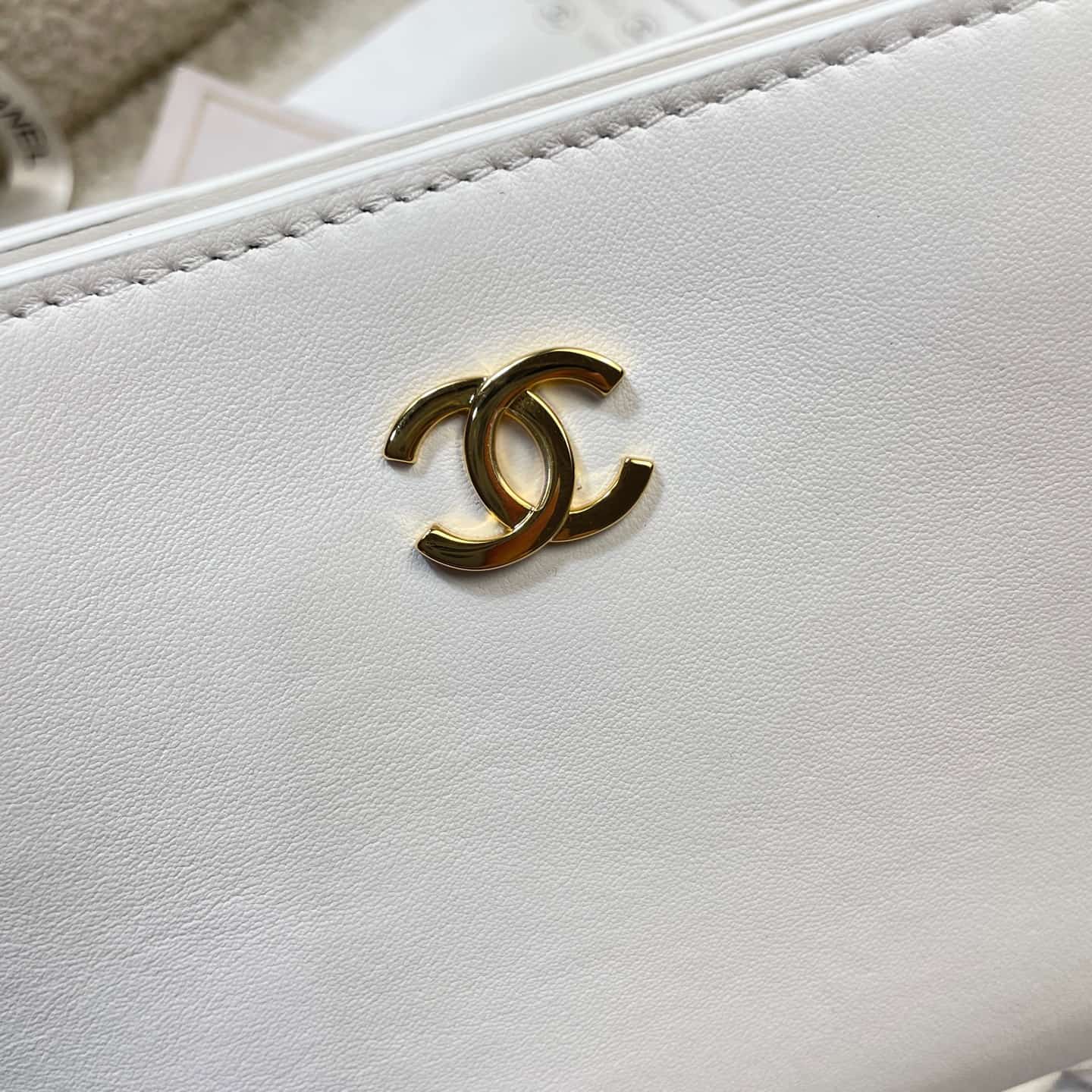 Chanel Shoulder Bag Shiny Calfskin& Gold-Tone Metal White AS6238 High