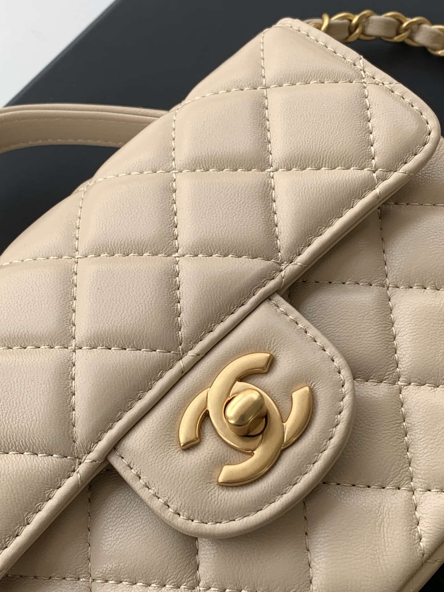 SMALL FLAP BAG WITH TOP HANDLE Lambskin Gold-Metal AS5355 Beige A