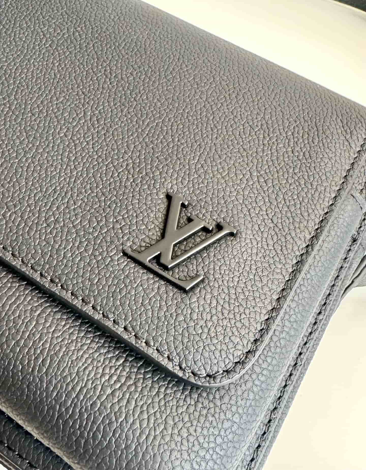 Louis Vuitton Boarding Messenger M15265 Black High