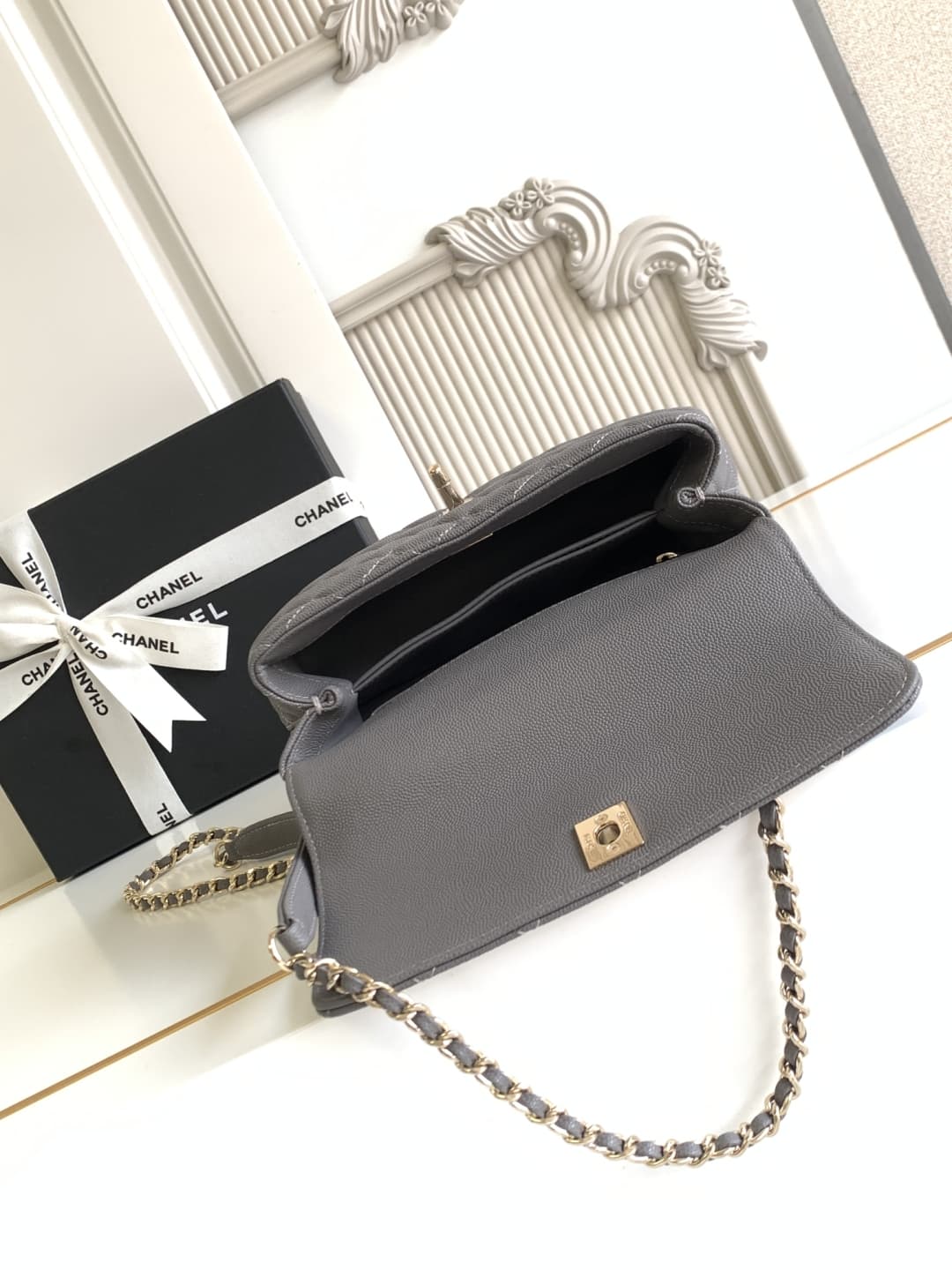 FLAP BAG WITH TOP HANDLE Grained Calfskin & Gold-Tone Metal A92990 Grey Binding A