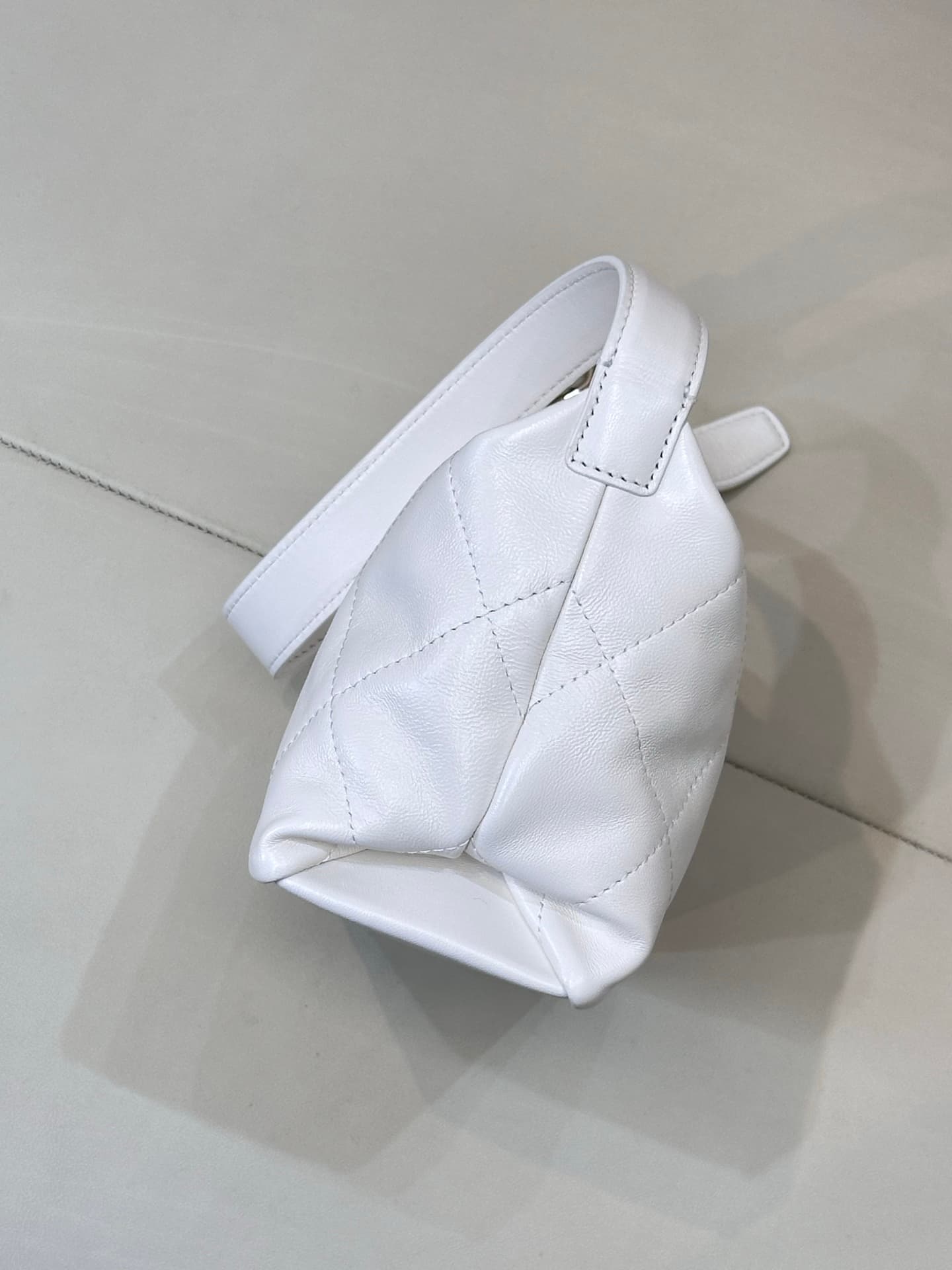 Chanel Hobo Bag Shiny Lambskin & Gold-Tone Metal AS6138 White TOP