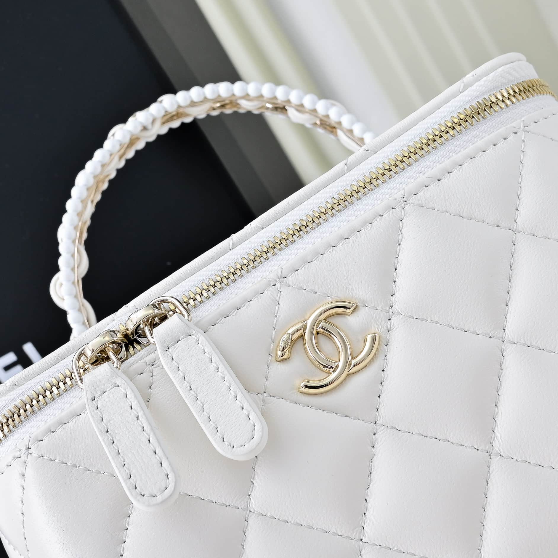 Chanel LONG VANITY WITH CHAIN Lambskin, Imitation Pearls & Gold-Tone Metal AP4452 White A