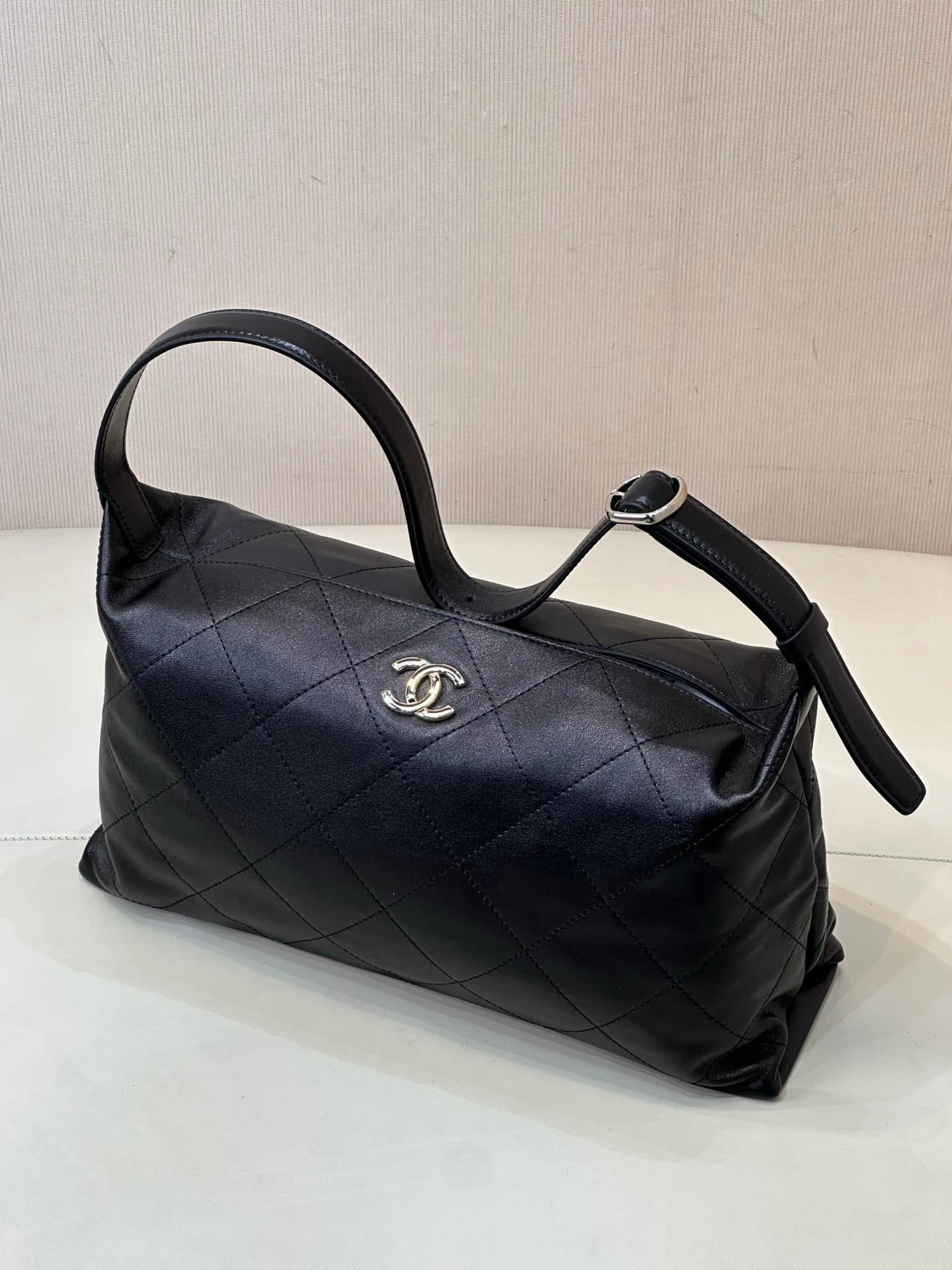 Chanel Maxi Hobo Bag Shiny Lambskin & Gold-Tone Metal AS6139 Black TOP