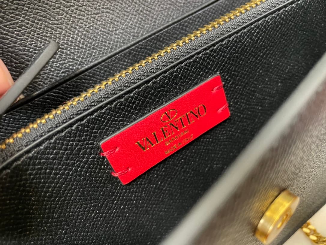 Valentino Garavani VLogo signature wallet on chain bag Grainy Calfskin Black High