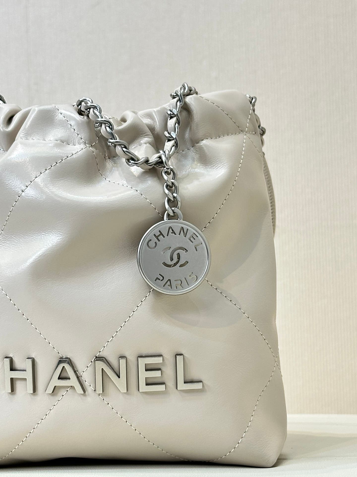 Chanel 22 MINI HANDBAG Shiny Calfskin White & Silver-Tone Metal AS3980 TOP
