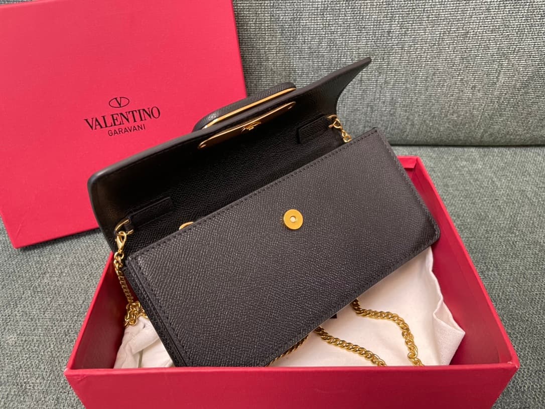 Valentino Garavani VLogo signature wallet on chain bag Grainy Calfskin Black High