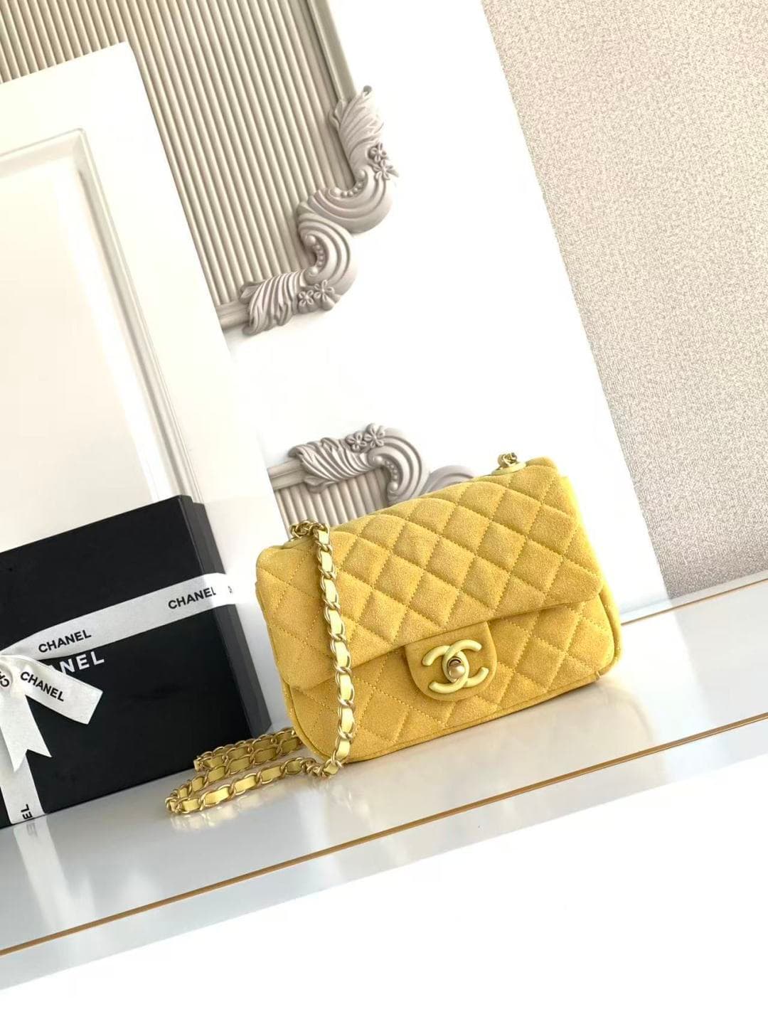 Chanel Classic Flap bag in Yellow Suede & Gold-Tone Metal AS5989 A