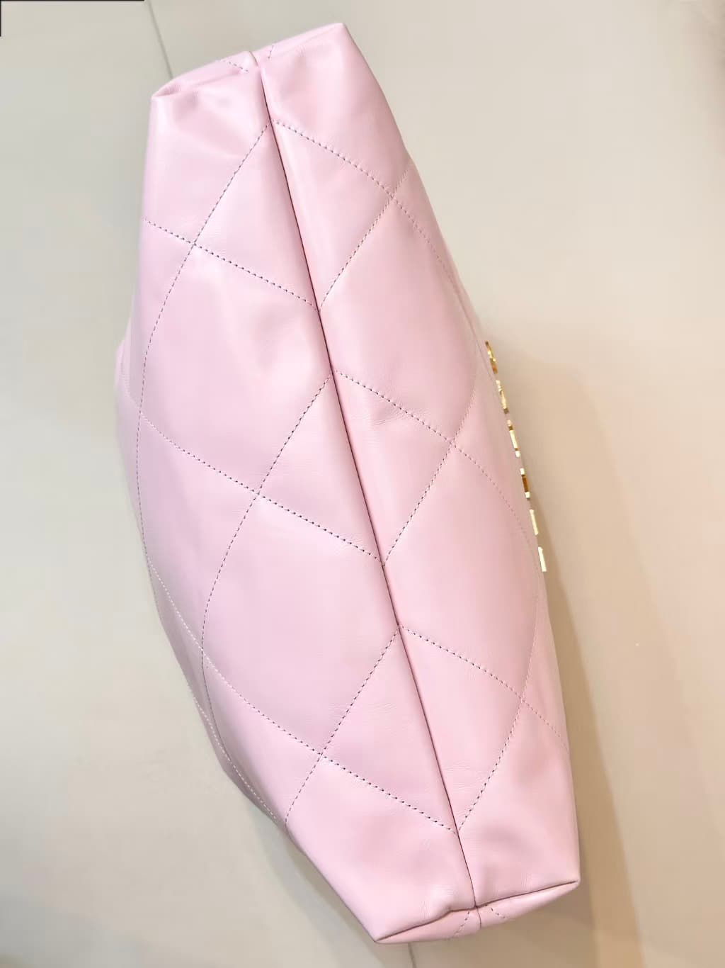 Chanel 22 MEDIUM HANDBAG Shiny calfskin & gold-tone metal AS3261 Pink TOP