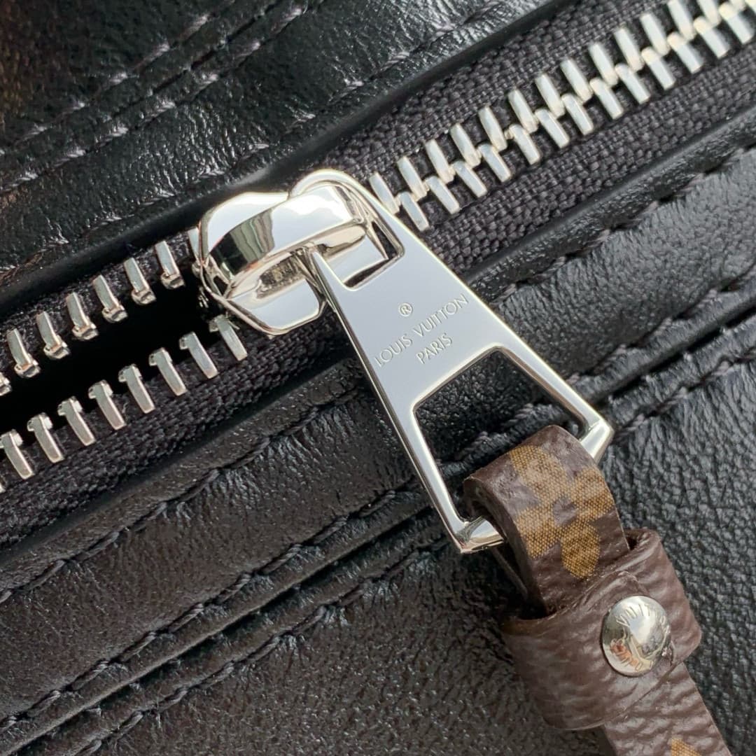 Louis Vuitton  Pochette Vibe Black Lambskin leather M14544 High