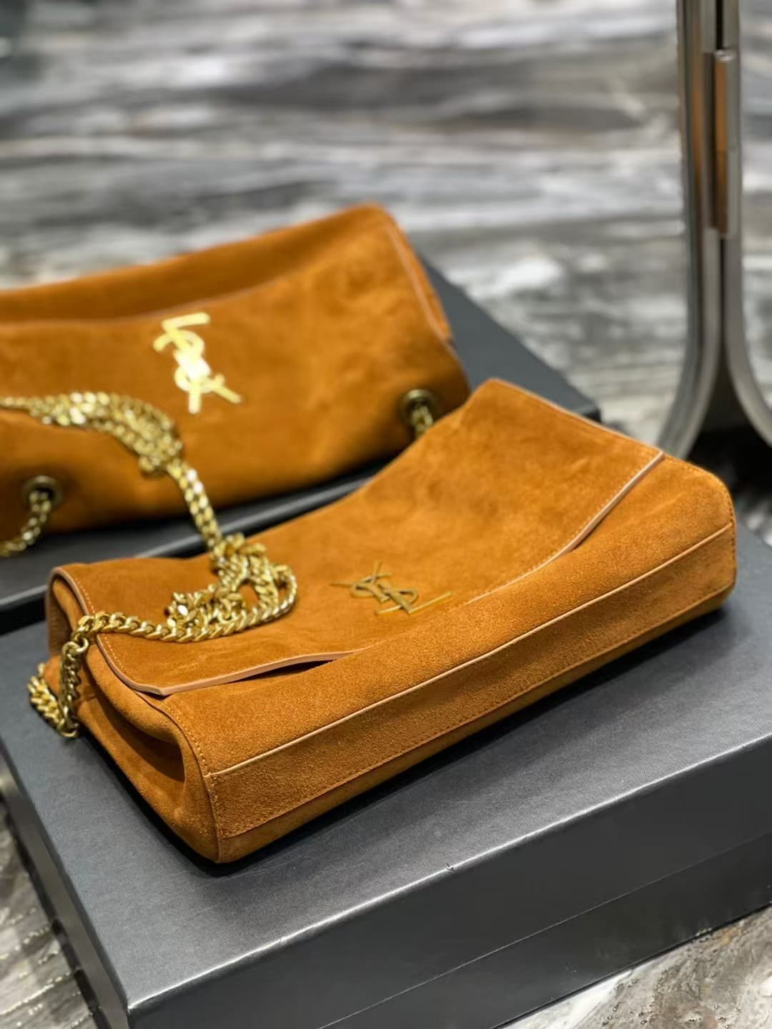 KATE MEDIUM REVERSIBLE IN SUEDE  High