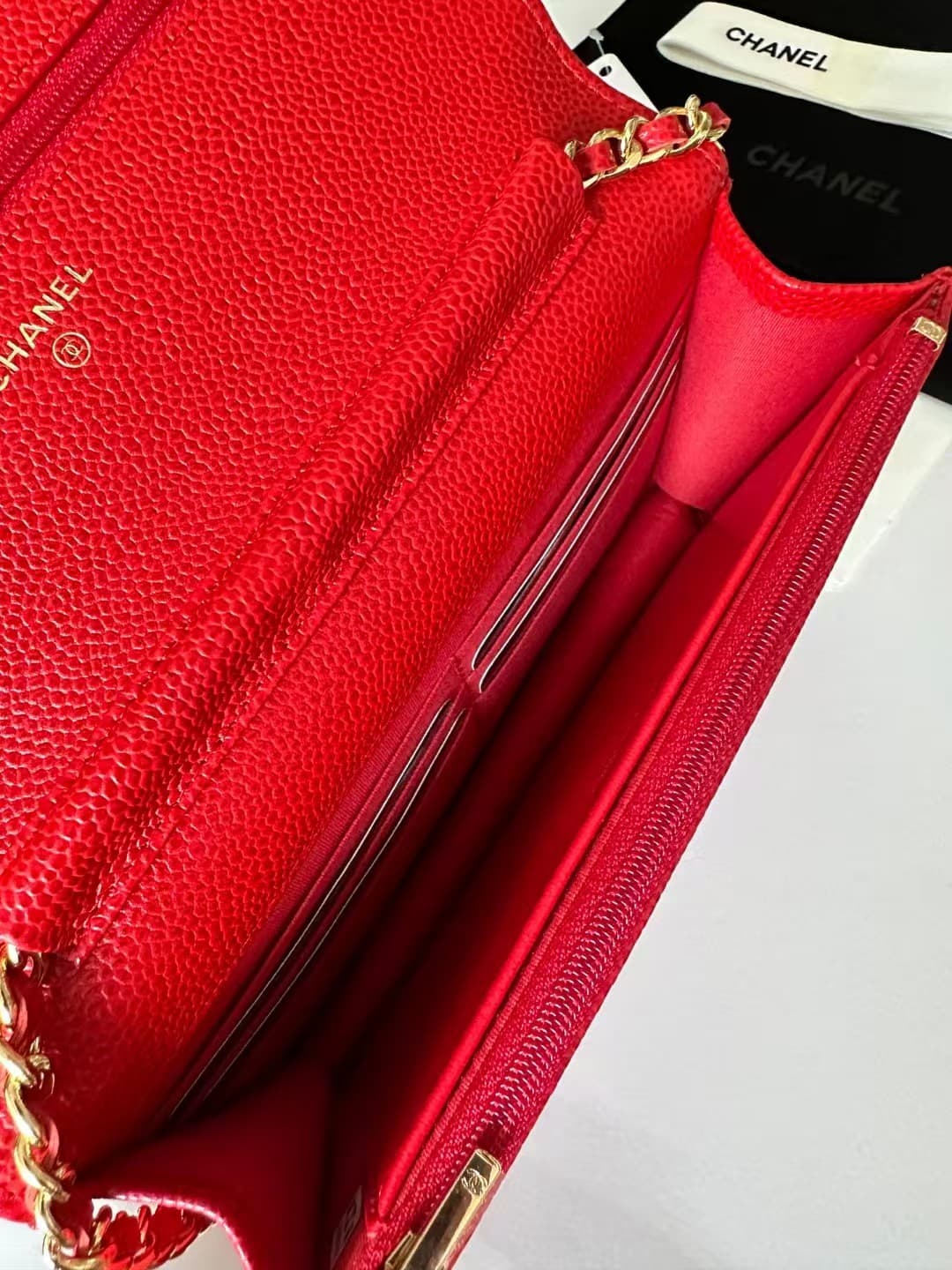 Classic Wallet on Chain AP0250 Grained Calfskin Red Gold Metal B