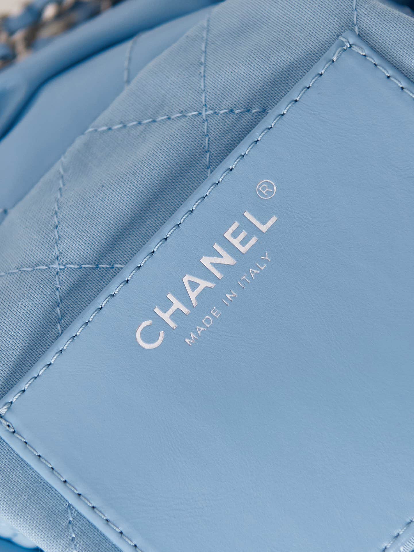 Chanel 22 MINI HANDBAG Shiny Calfskin Blue & Silver-Tone Metal AS3980 A