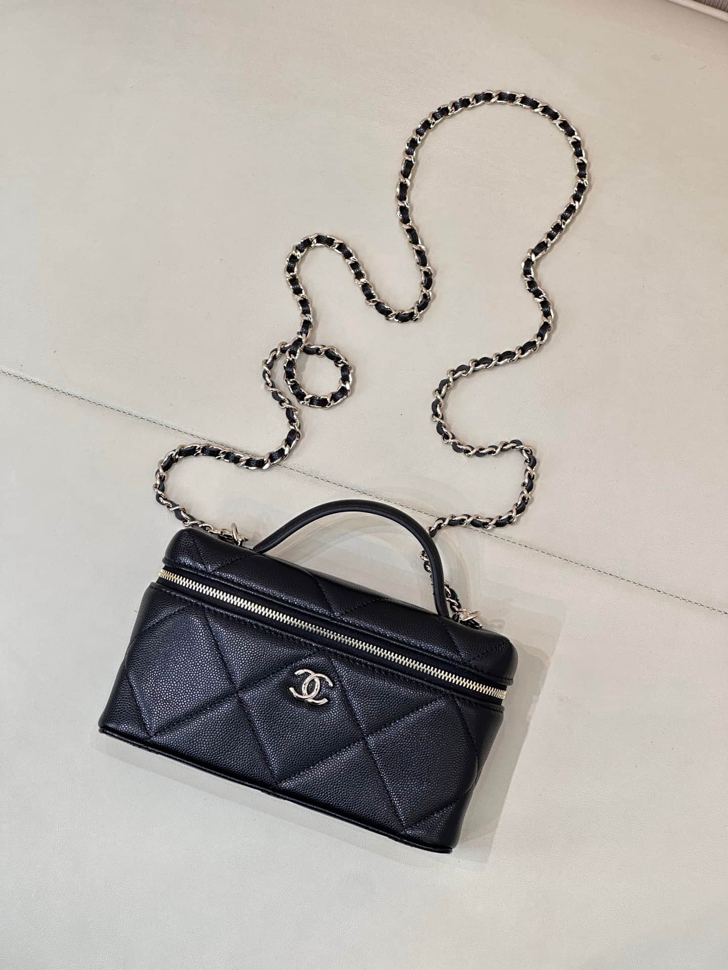 Chanel Vanity with Chain Grained Shiny Calfskin & Gold-Tone Metal Black AP4936 TOP