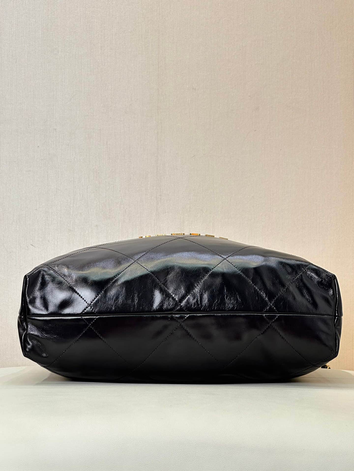 Chanel 22 LARGE HANDBAG Shiny Calfskin & Gold-Tone Metal AS3262 Black TOP