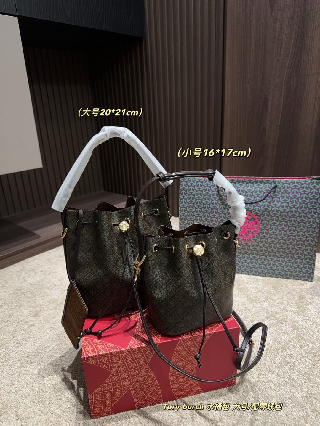 Tory Burch MONOGRAM BUCKET BAG