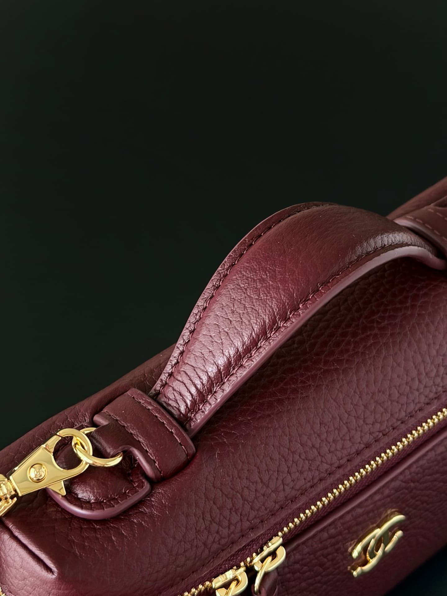 Chanel Small Vanity with chain Grained Calfskin & Gold-Tone Metal Burgundy AS5346 A