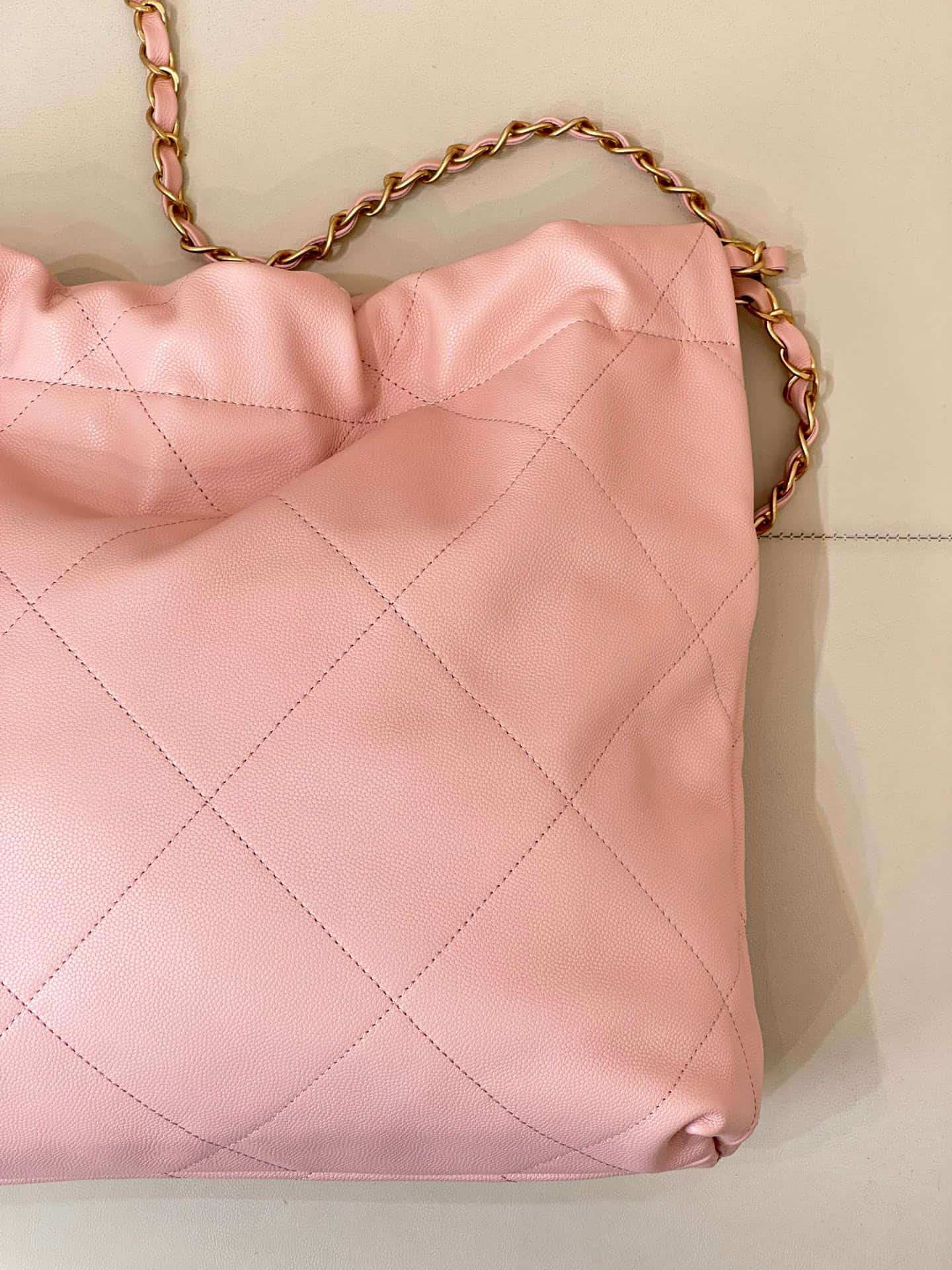 Chanel 22 Small handbag Shiny calfskin & gold-tone metal AS3260 Pink TOP