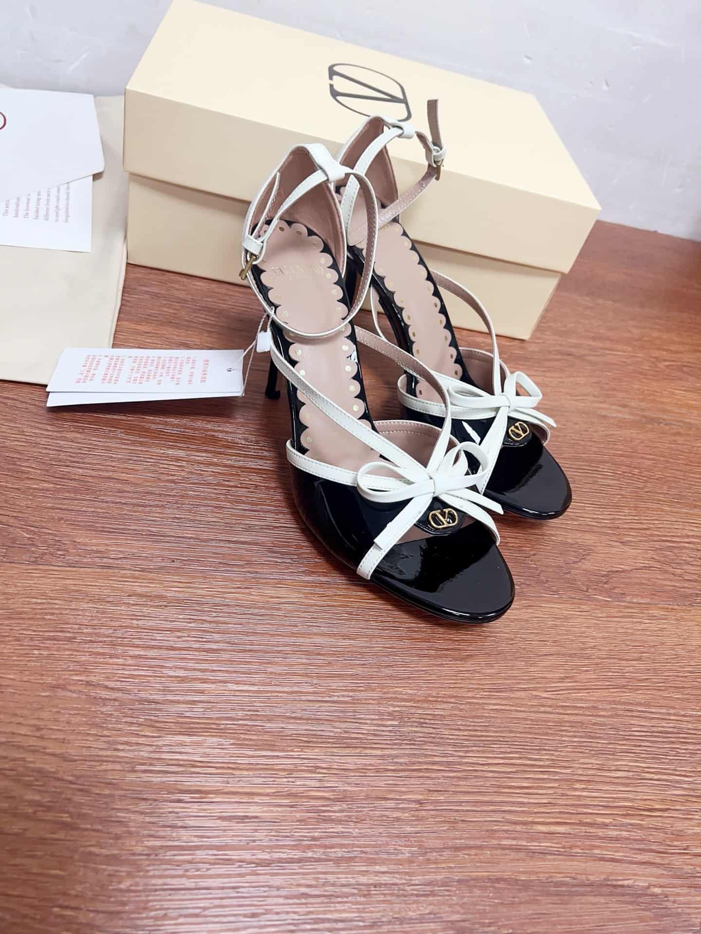 Valentino Garavani Bepointy Leather Sandals