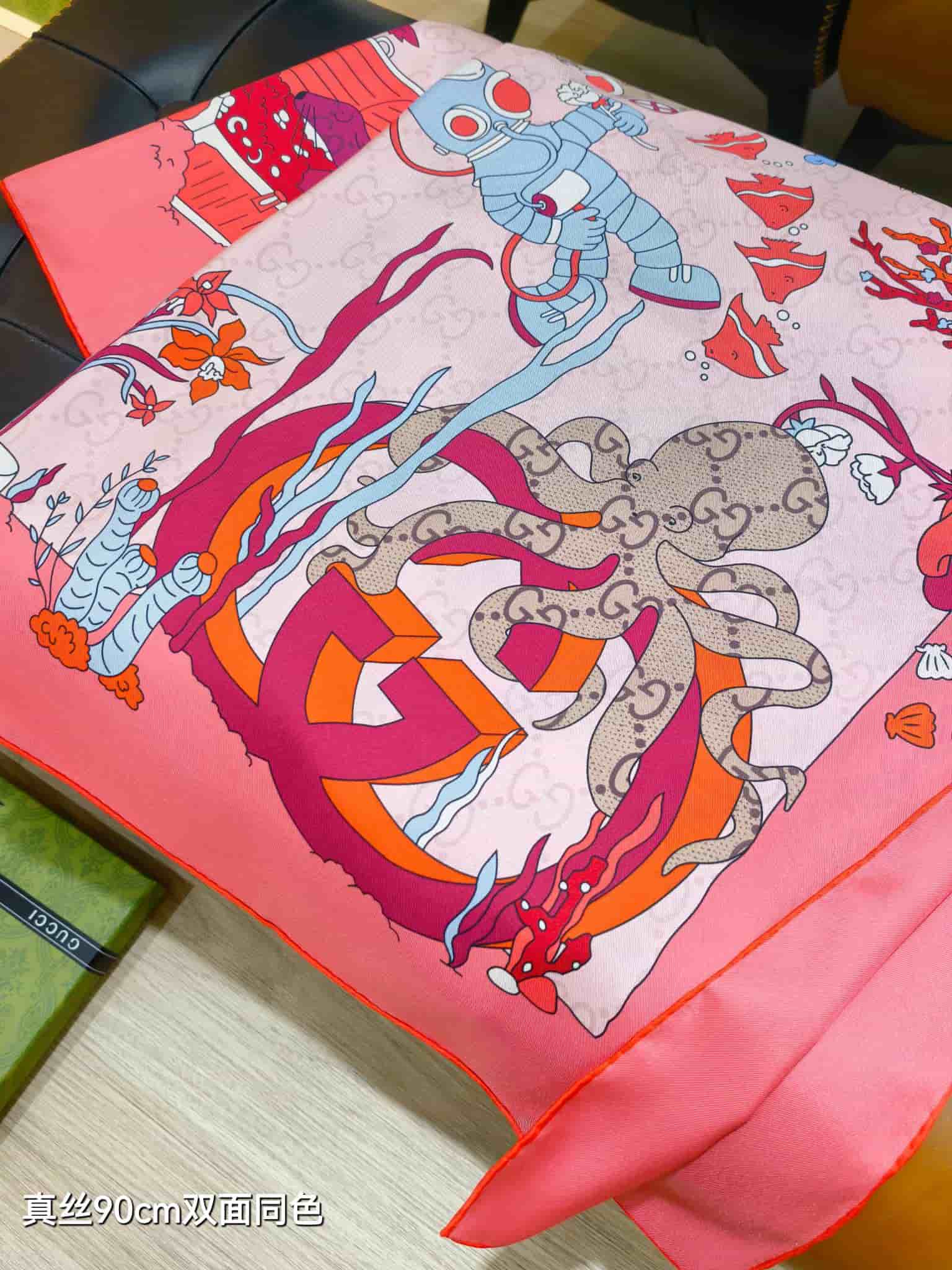 Gucci Printed silk carré in pink