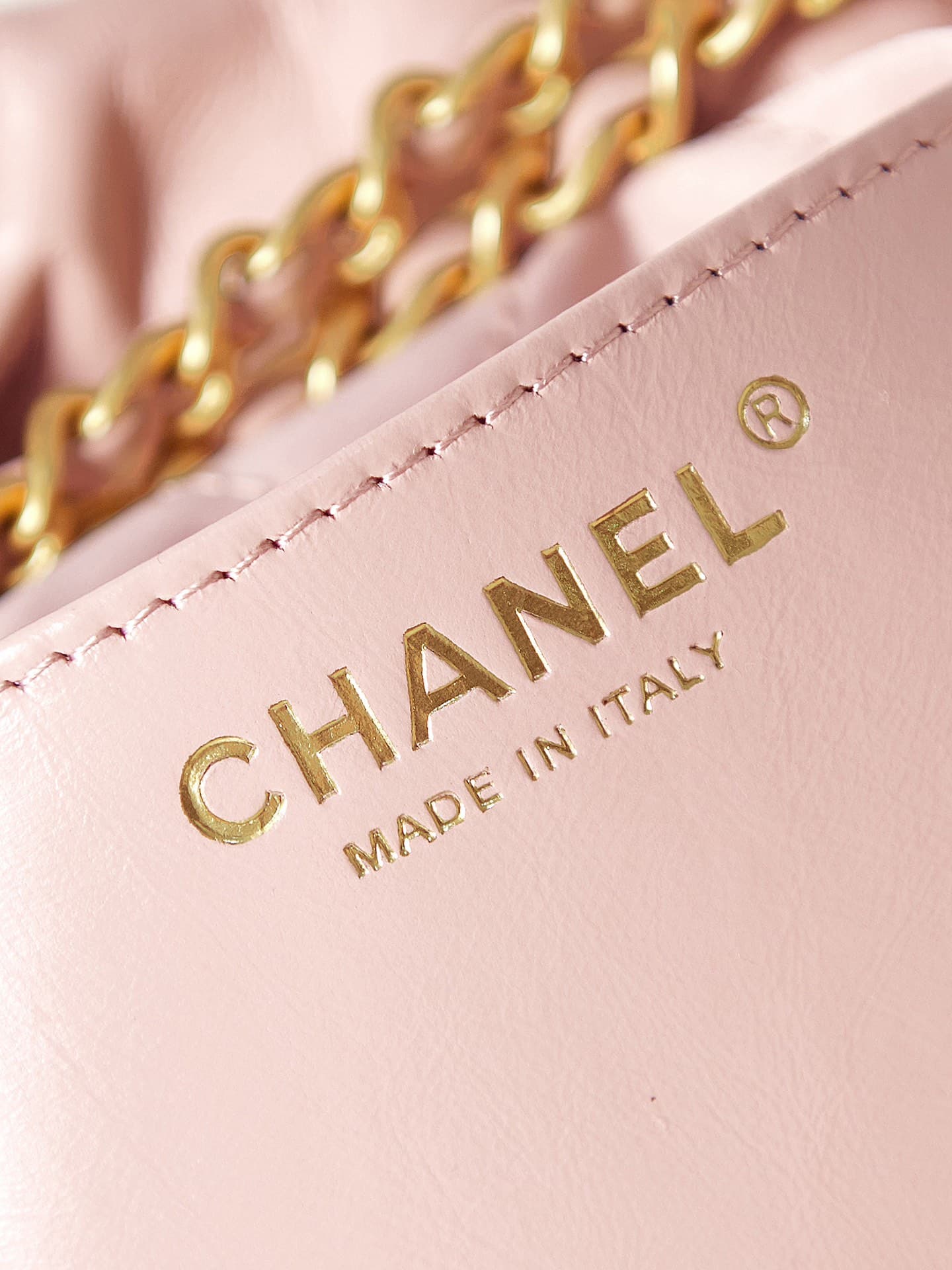 Chanel 22 MINI HANDBAG Shiny Calfskin Pink & Gold-Tone Metal AS3980 A