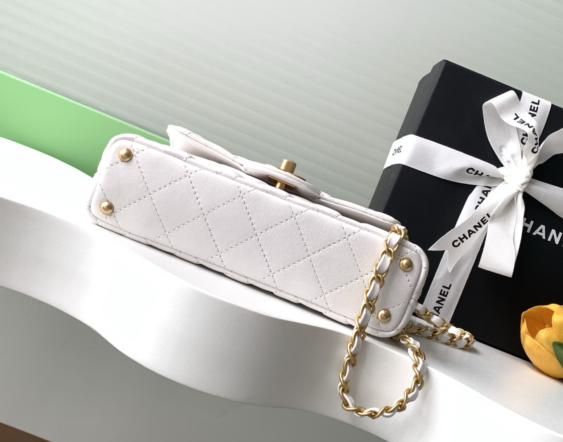 SMALL FLAP BAG WITH TOP HANDLE Lambskin Gold-Metal AS5355 White A