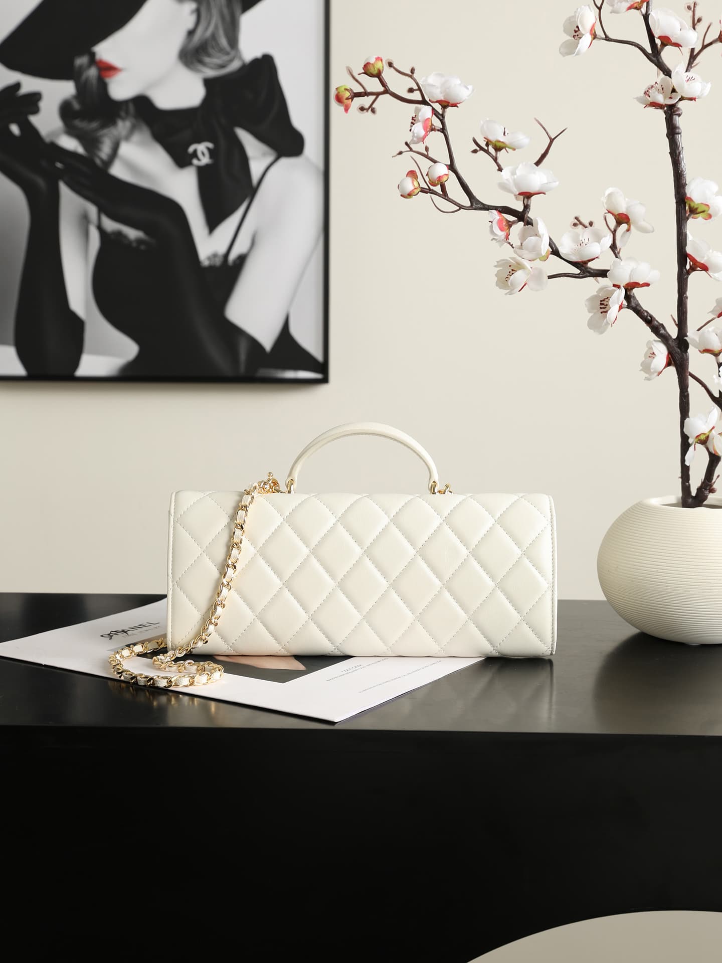 Chanel Clutch with chain Lambskin Calfskin & Gold-Tone Metal White AP5280 A