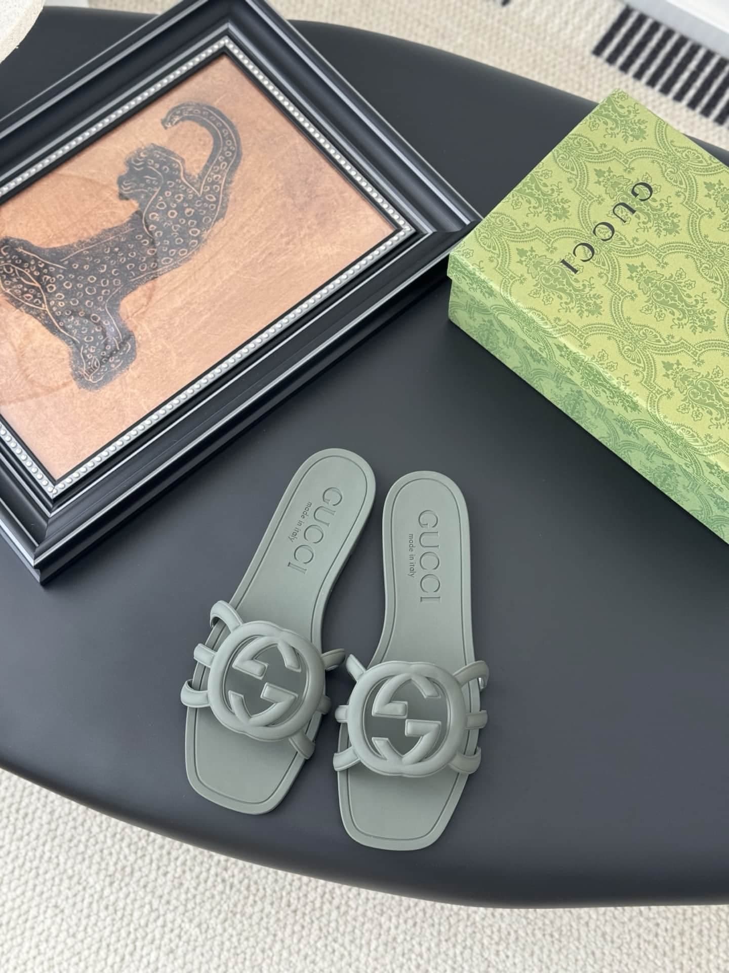 Gucci Women's Interlocking G slide sandal