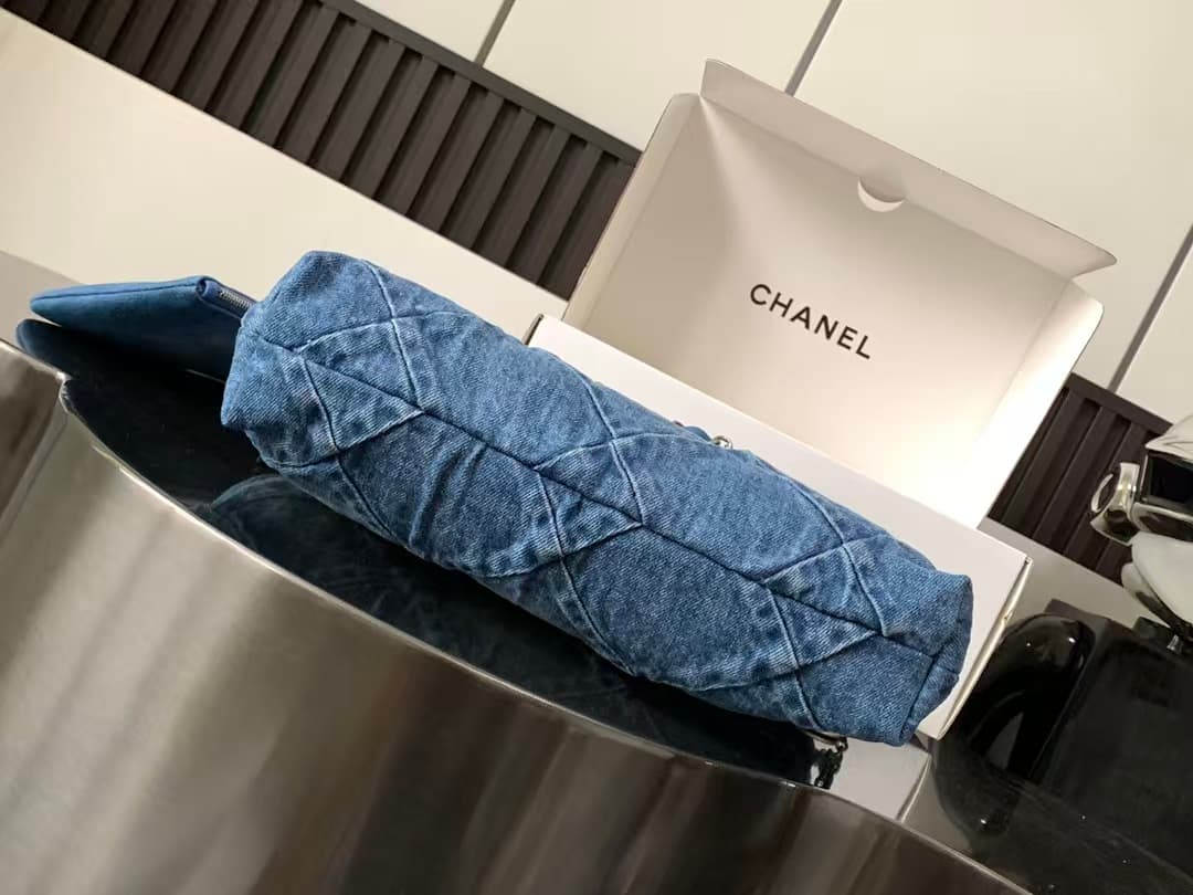 Chanel 22 MEDIUM HANDBAG Denim & Silver-Tone Metal AS3261 Gradient High