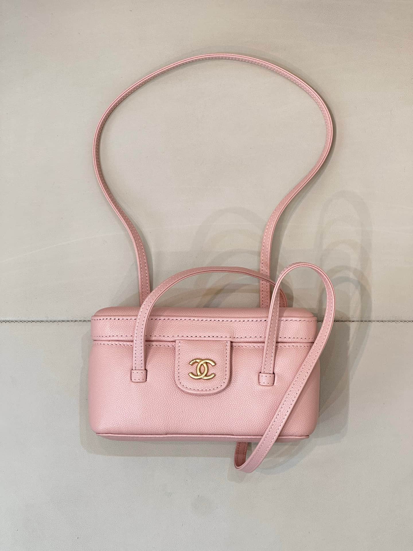 Chanel Long Vanity with Leather Strap Grained Shiny Calfskin & Gold-Tone Metal Light Pink AP5067 TOP