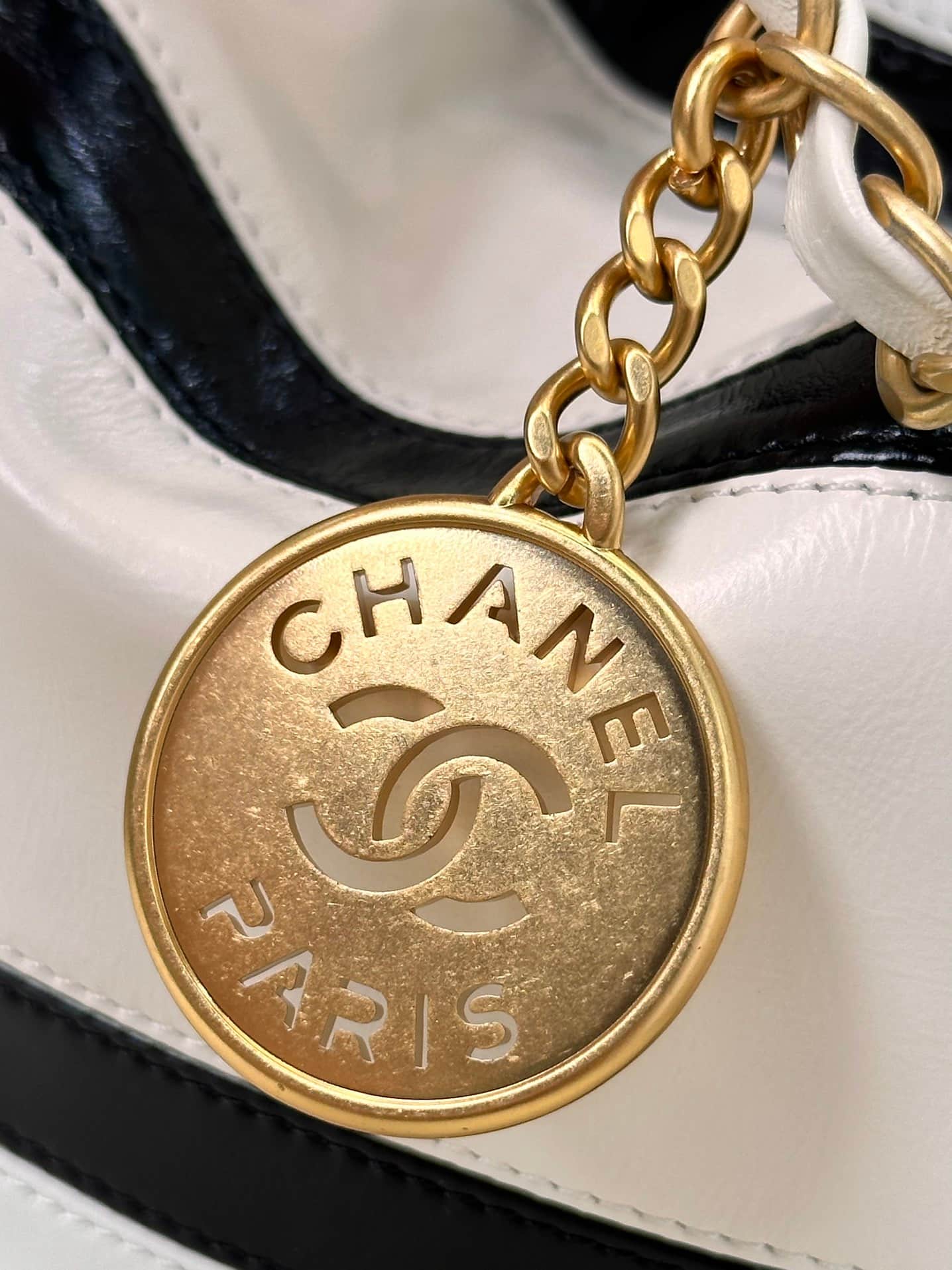 Chanel 22 Small handbag Shiny calfskin & Gold-tone metal AS3260 Black with White TOP