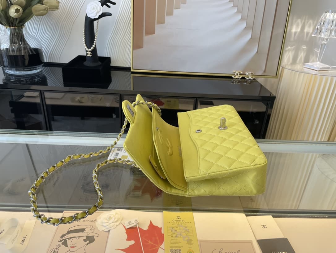 Medium CLASSIC HANDBAG Grained Calfskin Yellow Silver Metal A