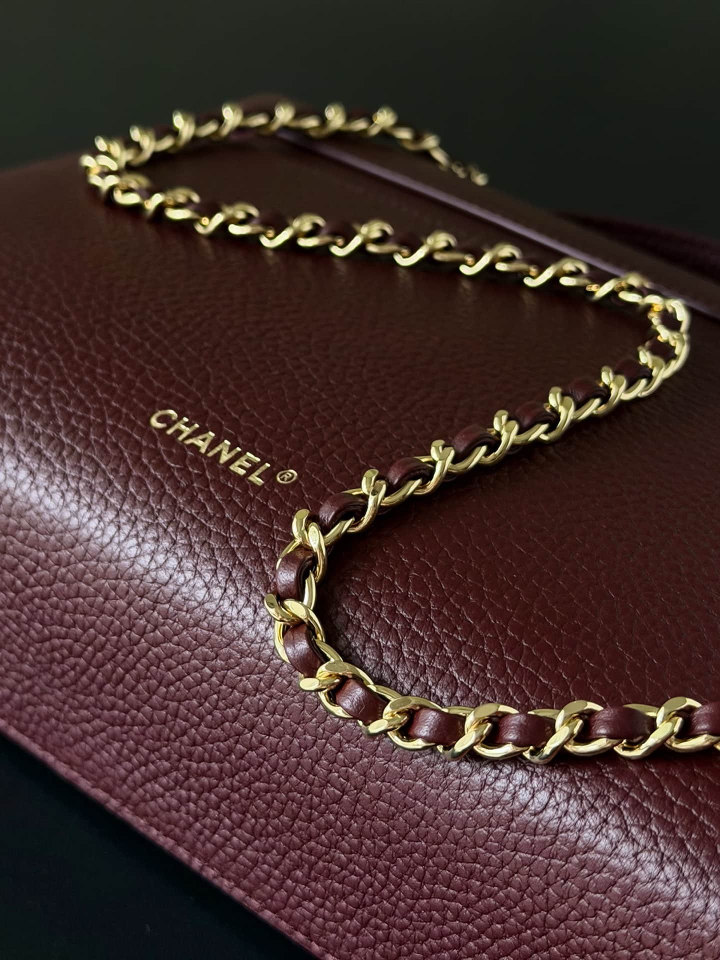 Chanel Large Vanity with chain Grained Calfskin & Gold-Tone Metal Burgundy AS5348 A
