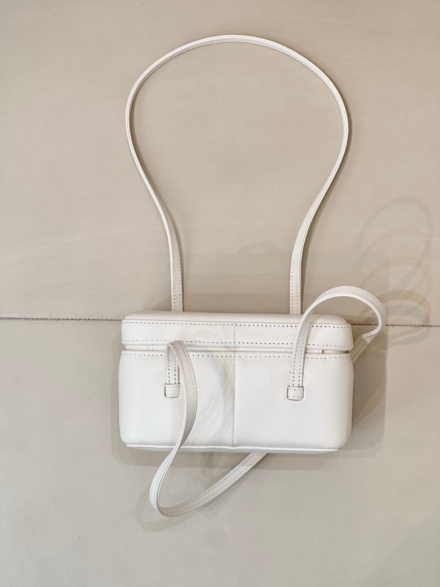 Chanel Long Vanity with Leather Strap Grained Shiny Calfskin & Gold-Tone Metal White AP5067 TOP