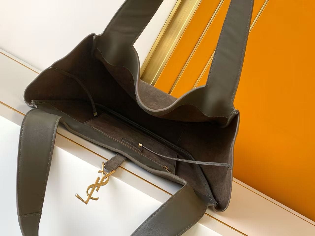 Saint Laurent Le 5 À 7 Bea Tote Bag LIGHT MUSK High