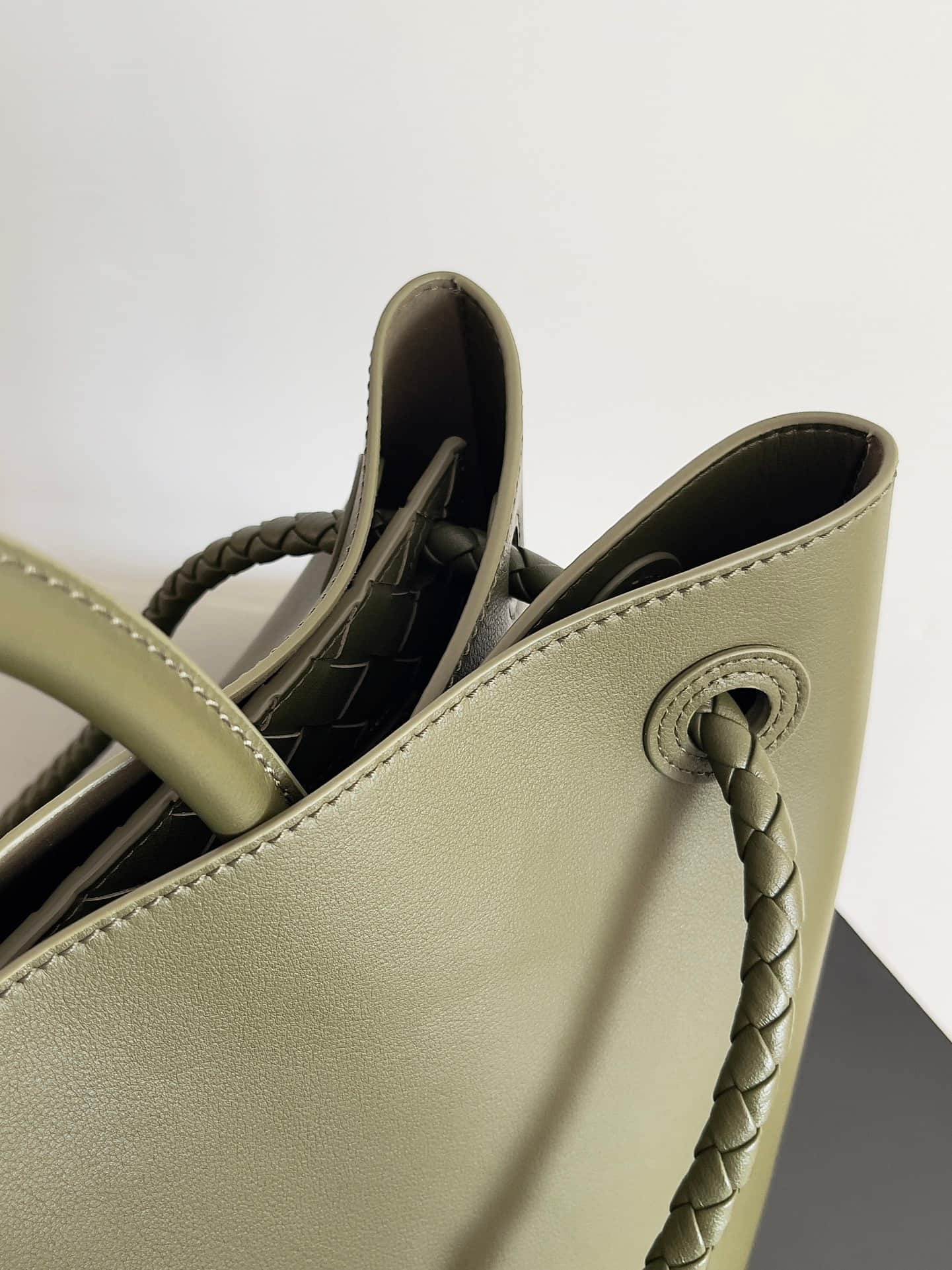 BV Andiamo Large tote bag in green calfskin leather TOP