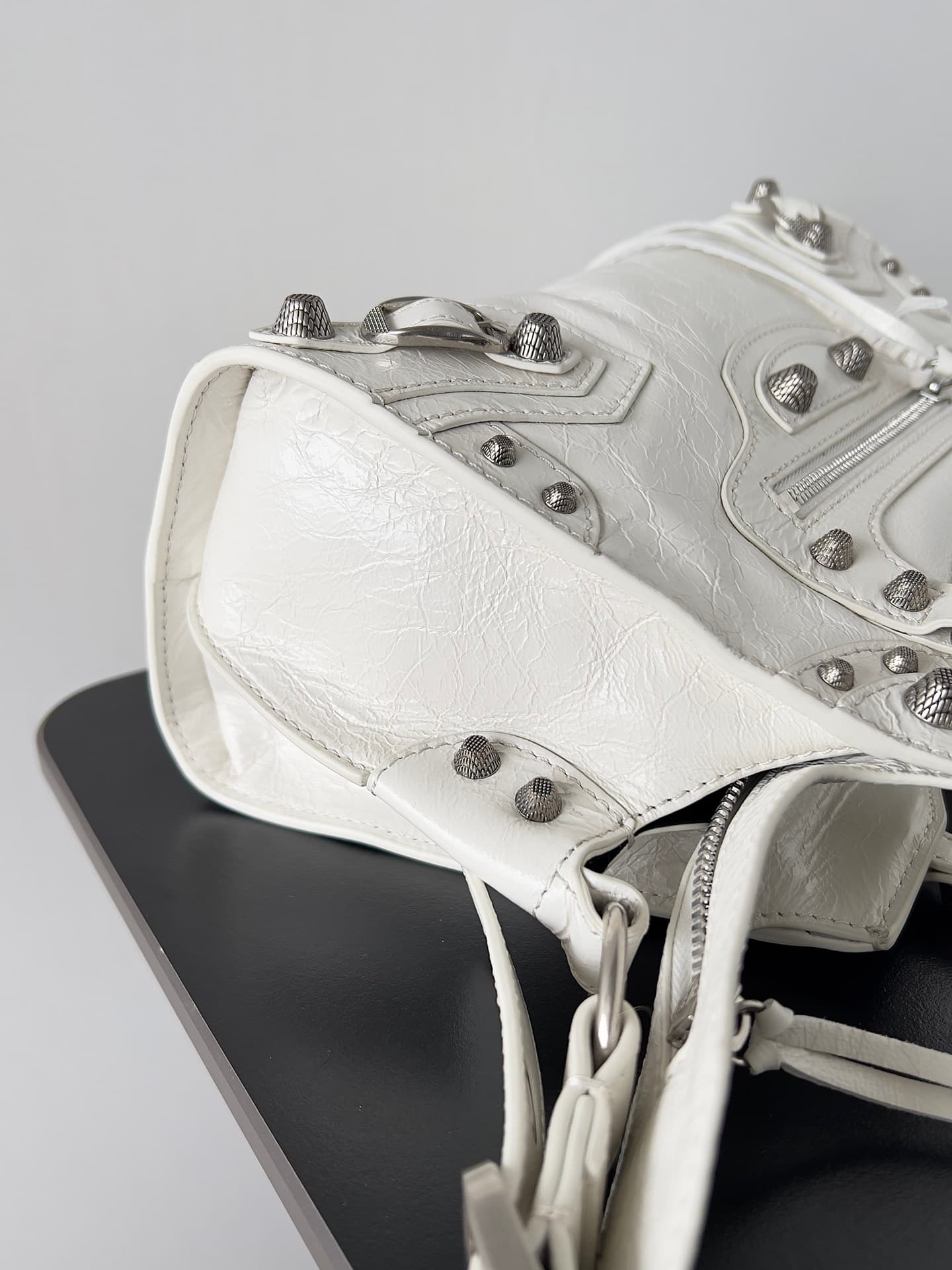 Balenciaga Small Neo Cagole City bag in White lambskin leather High