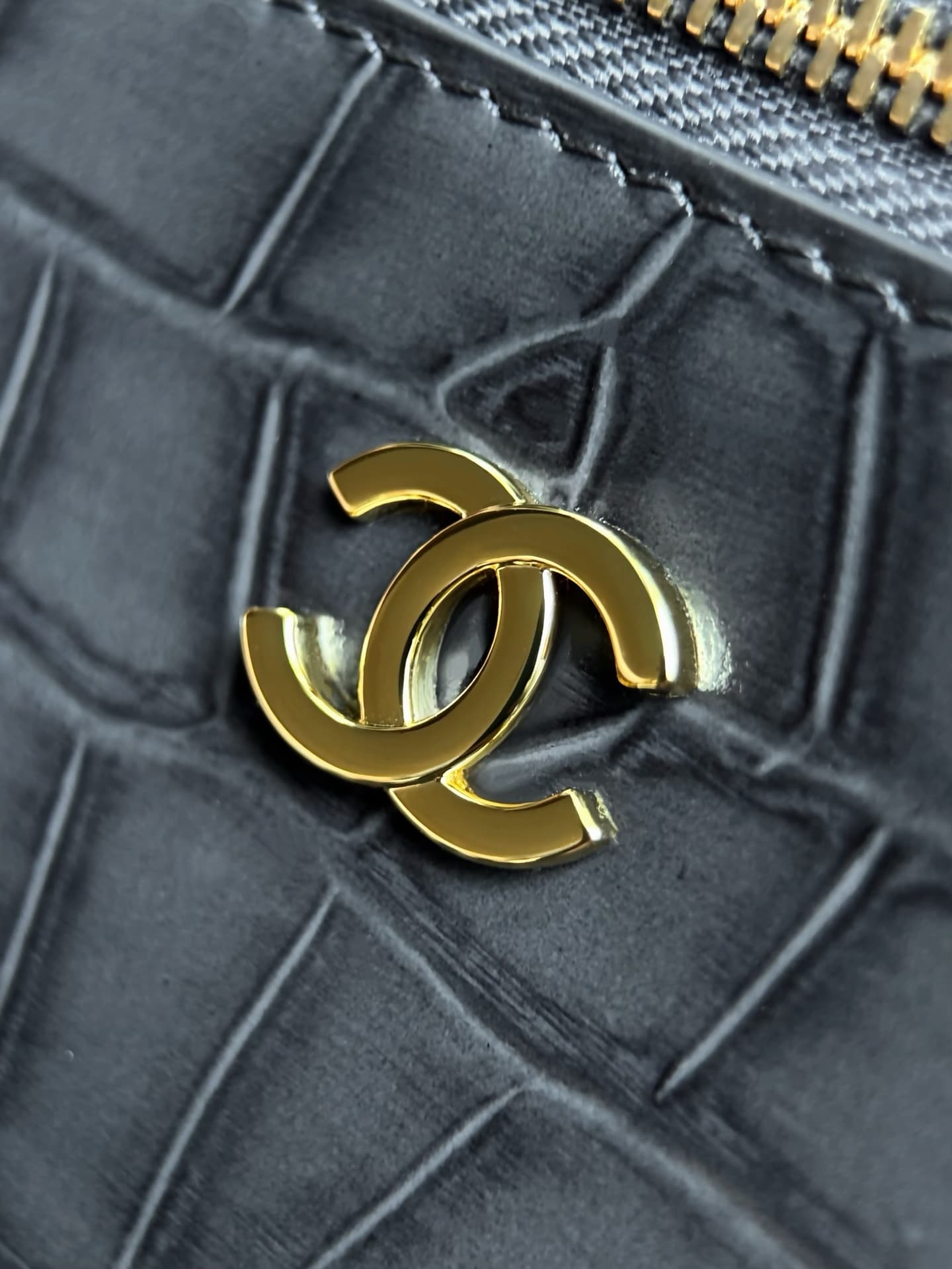 Chanel Vanity with chain Crocodile-embossed Calfskin & Gold-Tone Metal Dark Grey AS6473 A