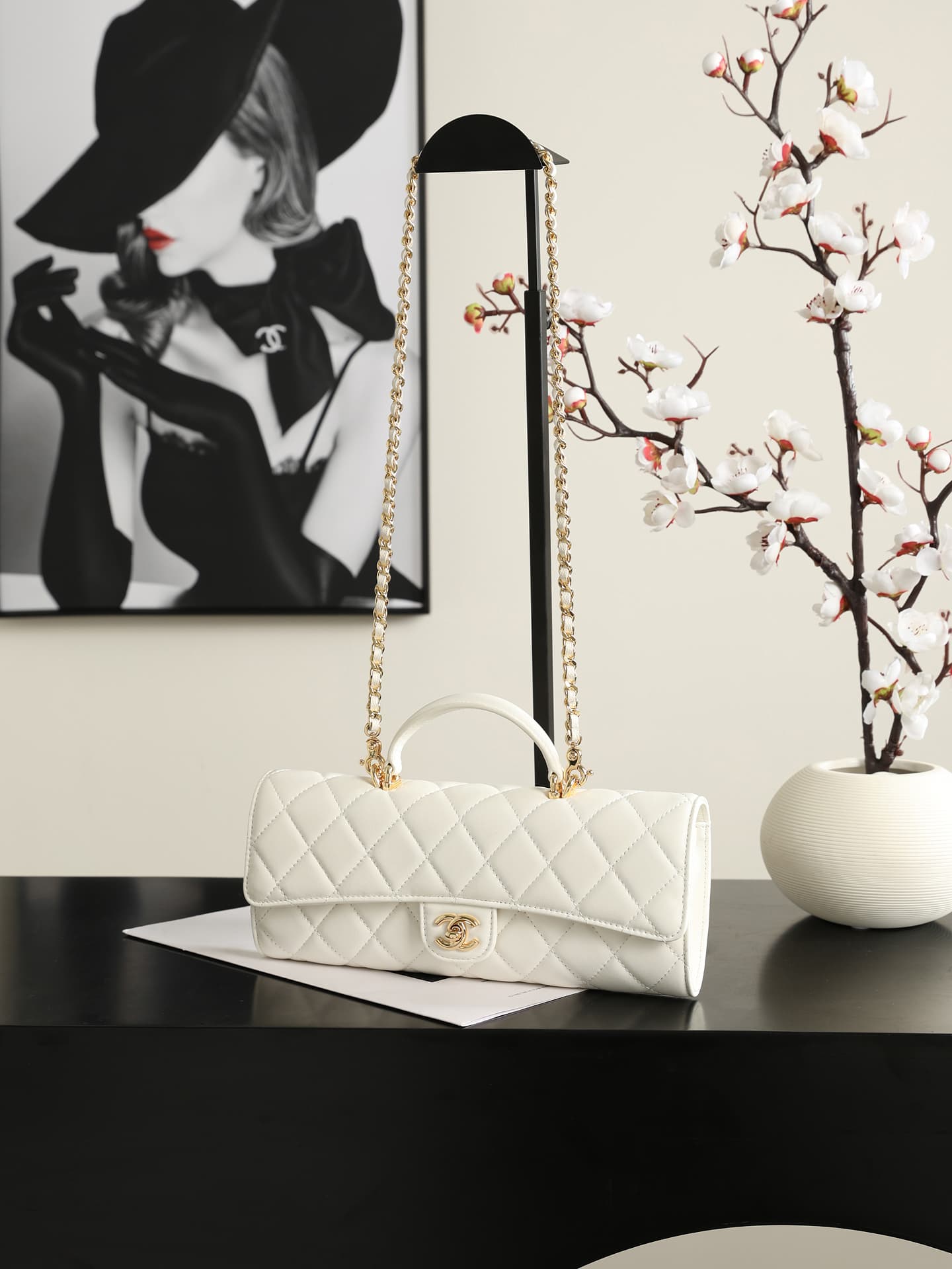 Chanel Clutch with chain Lambskin Calfskin & Gold-Tone Metal White AP5280 A