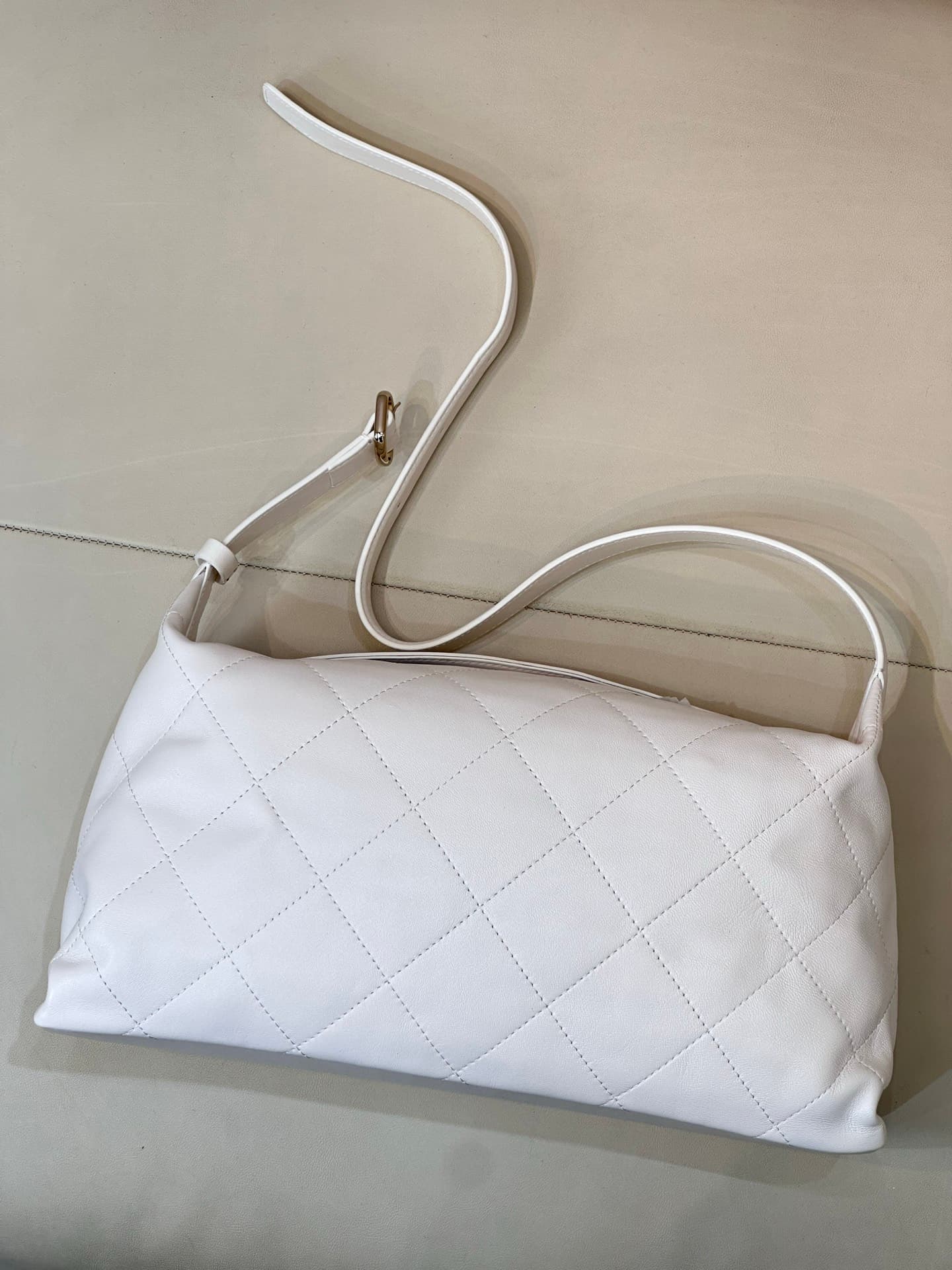 Chanel Maxi Hobo Bag Shiny Lambskin & Gold-Tone Metal AS6139 White TOP