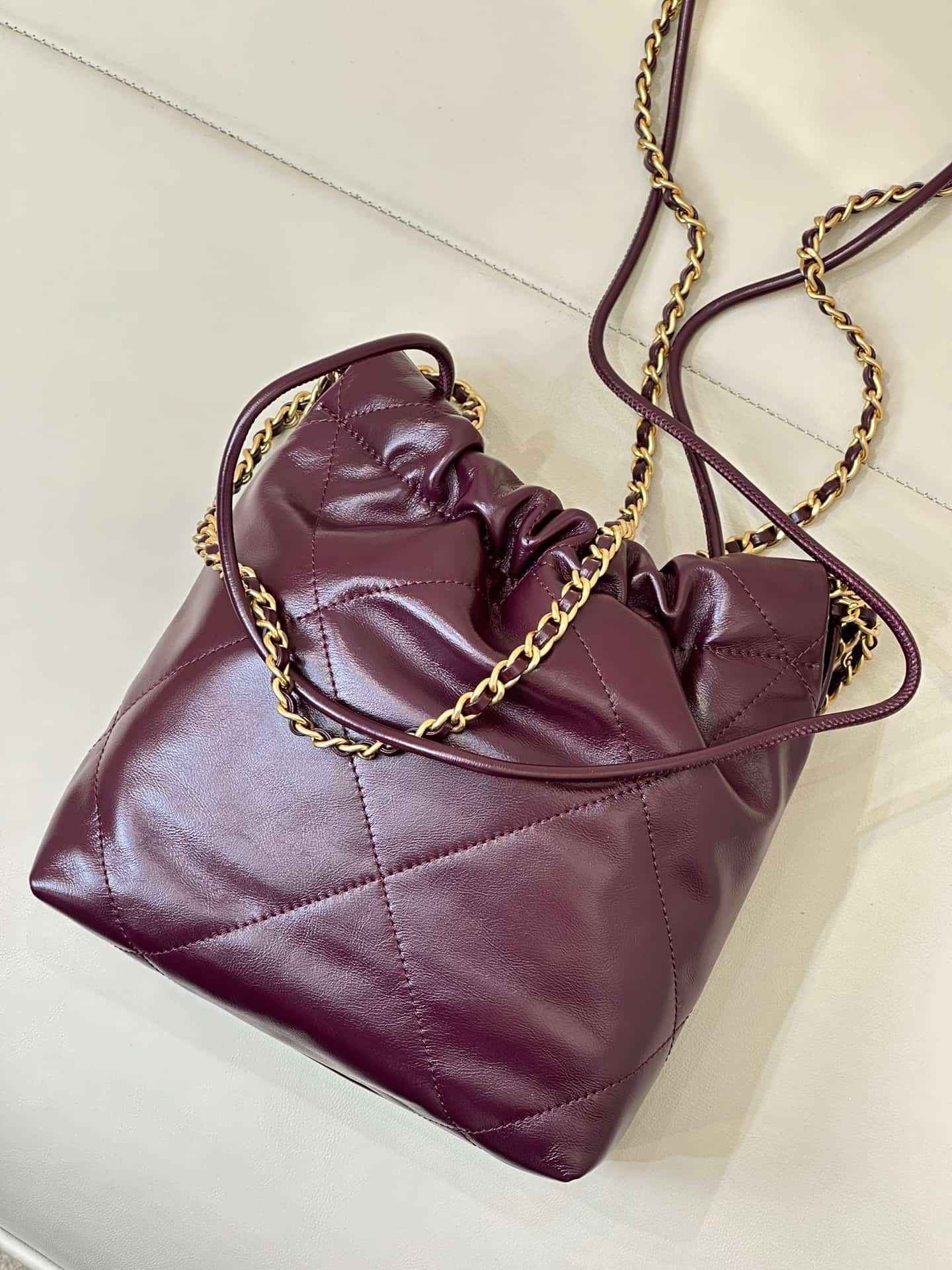 Chanel 22 MINI HANDBAG Shiny Calfskin Burgundy & Gold-Tone Metal AS3980 TOP