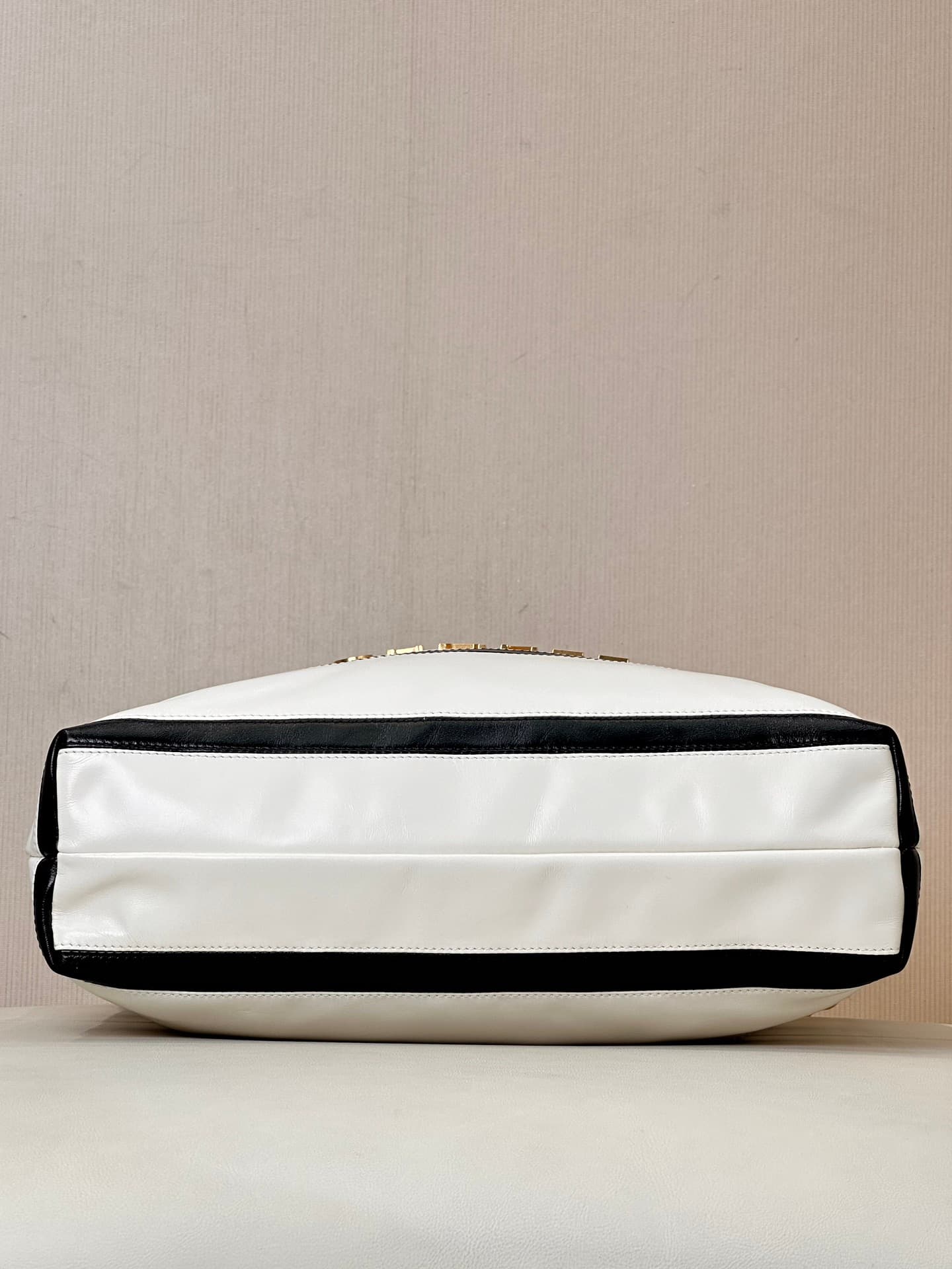 Chanel 22 Small handbag Shiny calfskin & Gold-tone metal AS3260 Black with White TOP