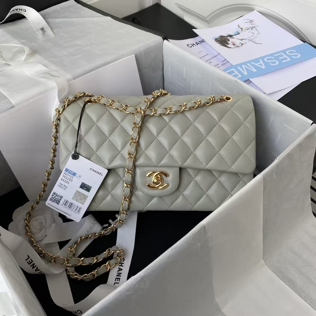 Medium CLASSIC HANDBAG Lambskin Gold Metal Warm Grey A