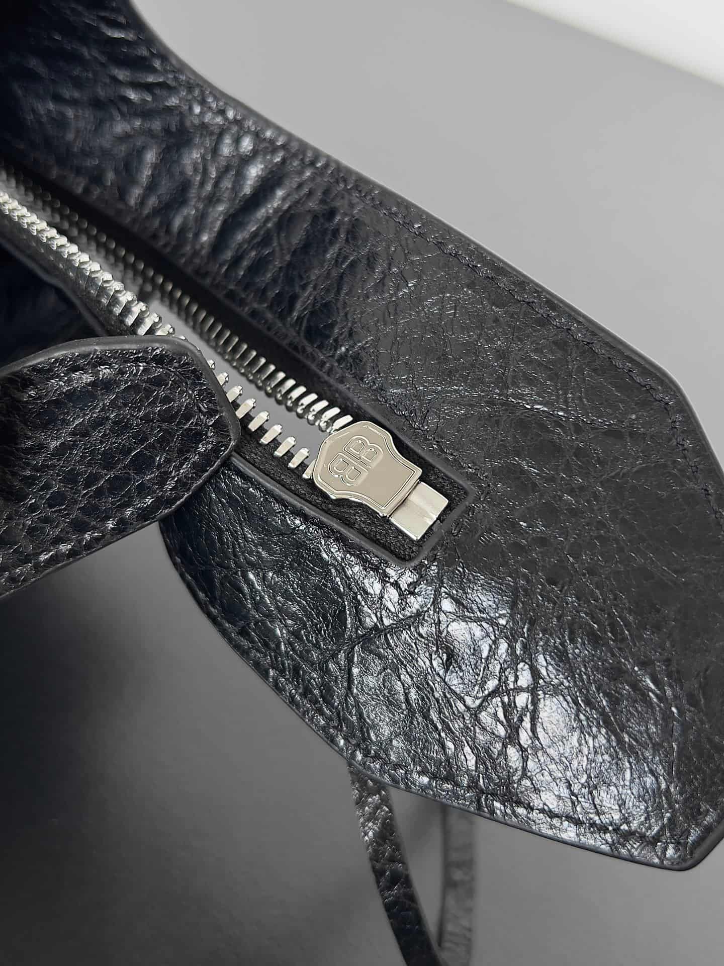 Balenciaga Medium Neo Cagole City bag in Black lambskin leather High